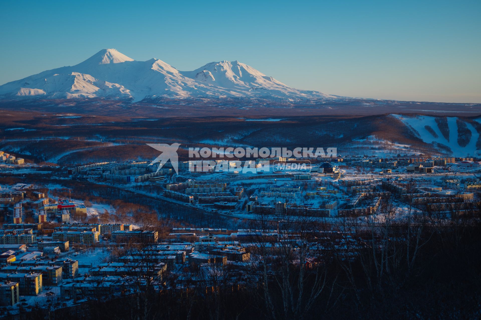 Камчатский край. Вид на Петропавловск-Камчатский. На дальнем плане - вулкан Корякский.