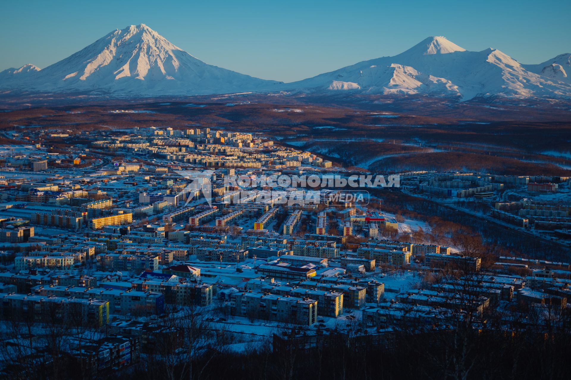 Камчатский край. Вид на Петропавловск-Камчатский. На дальнем плане - вулкан Корякский.