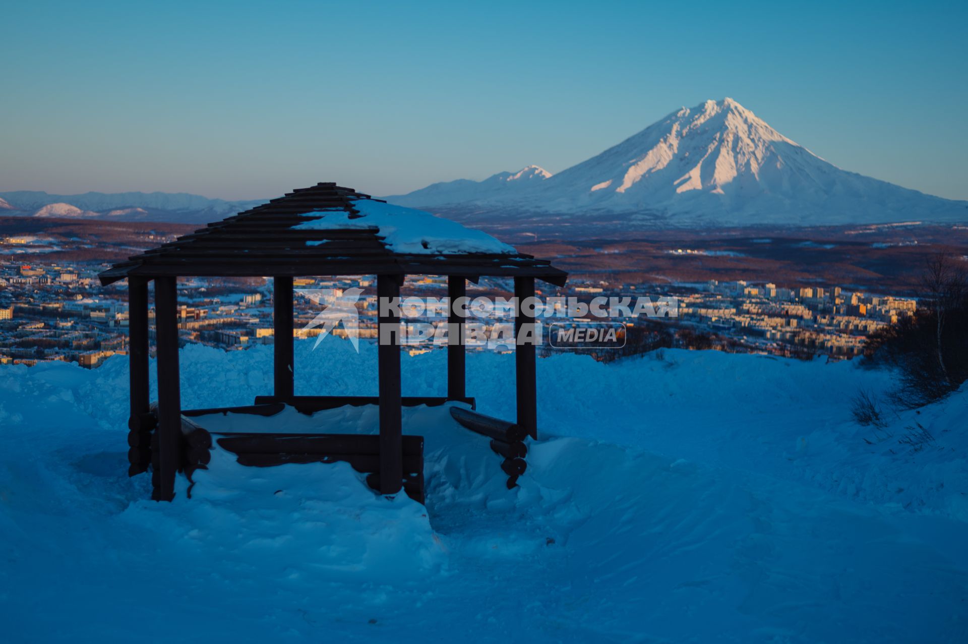 Камчатский край. Вид на Петропавловск-Камчатский. На дальнем плане - вулкан Корякский.