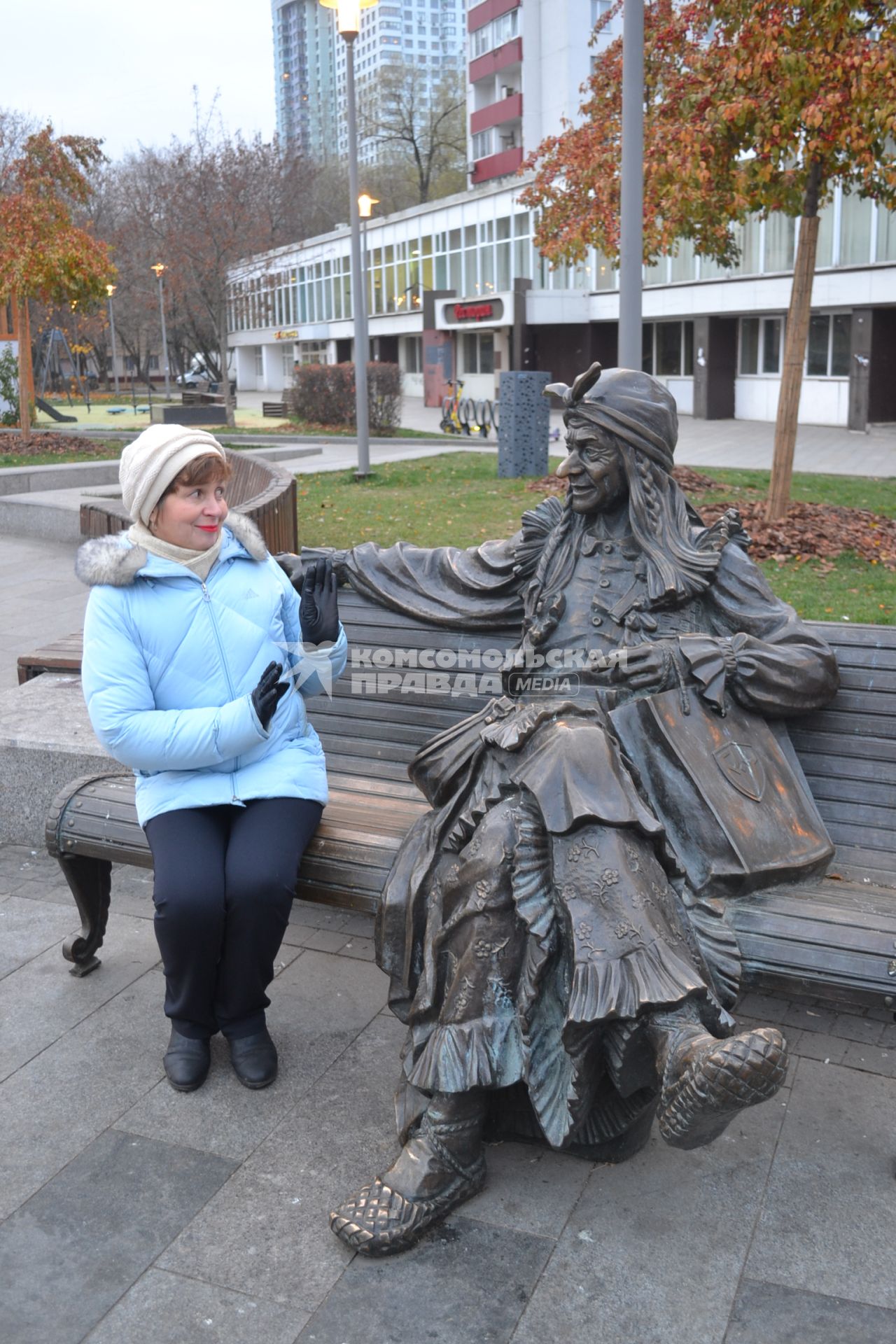 Москва. Редактор ежедневного выпуска КП Наталия Андреассен у памятника Baba Yaga (Баба Яга) у тетра Золотое кольцо.