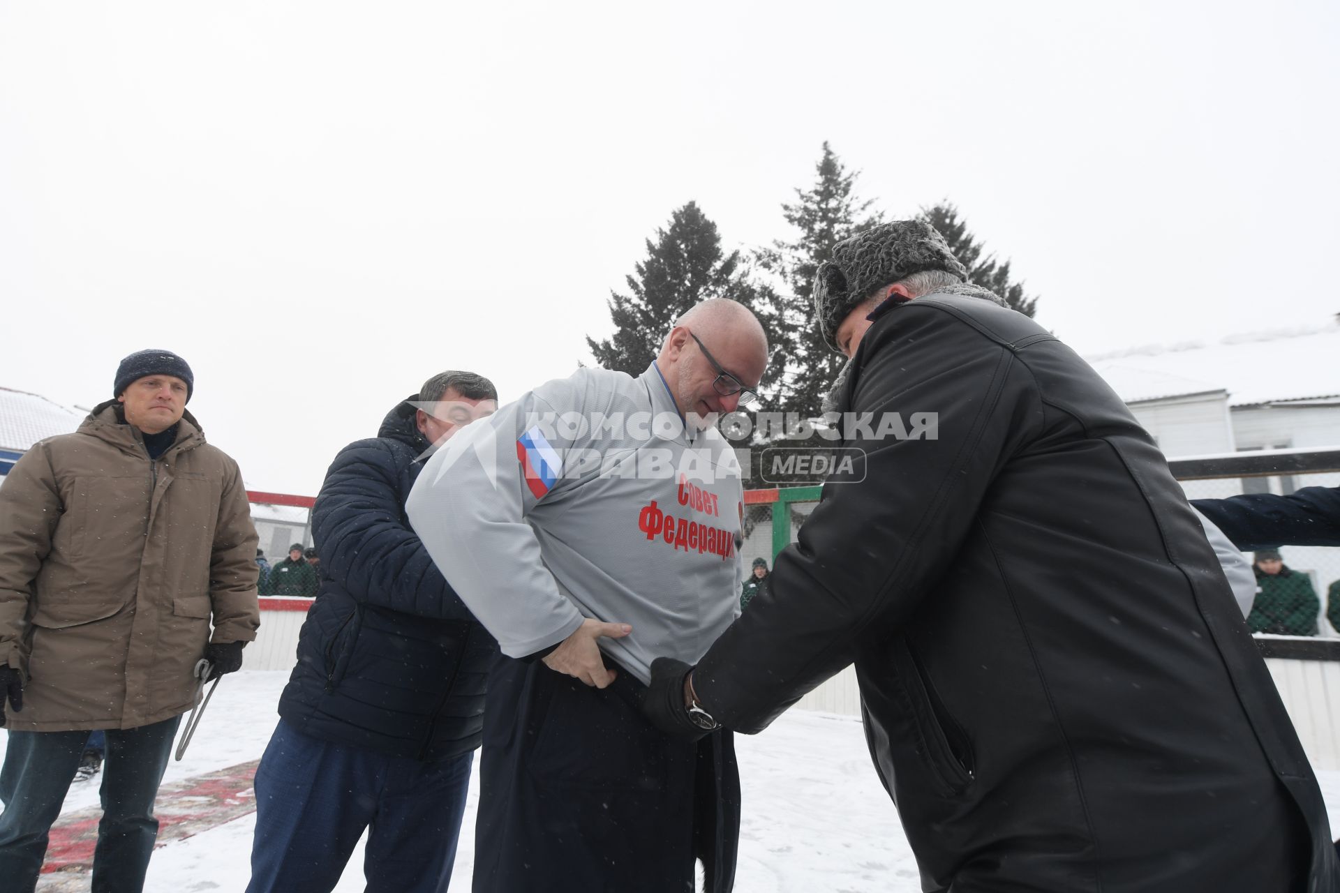 Канск. Корреспонденты `Комсомольской правды` Владимир Ворсобин и Иван Макеев путешествуют автостопом по России. Сенатор Андрей Клишас (в центре )  во время посещения Канской воспитательной колонии (колонии для несовершеннолетних преступников).