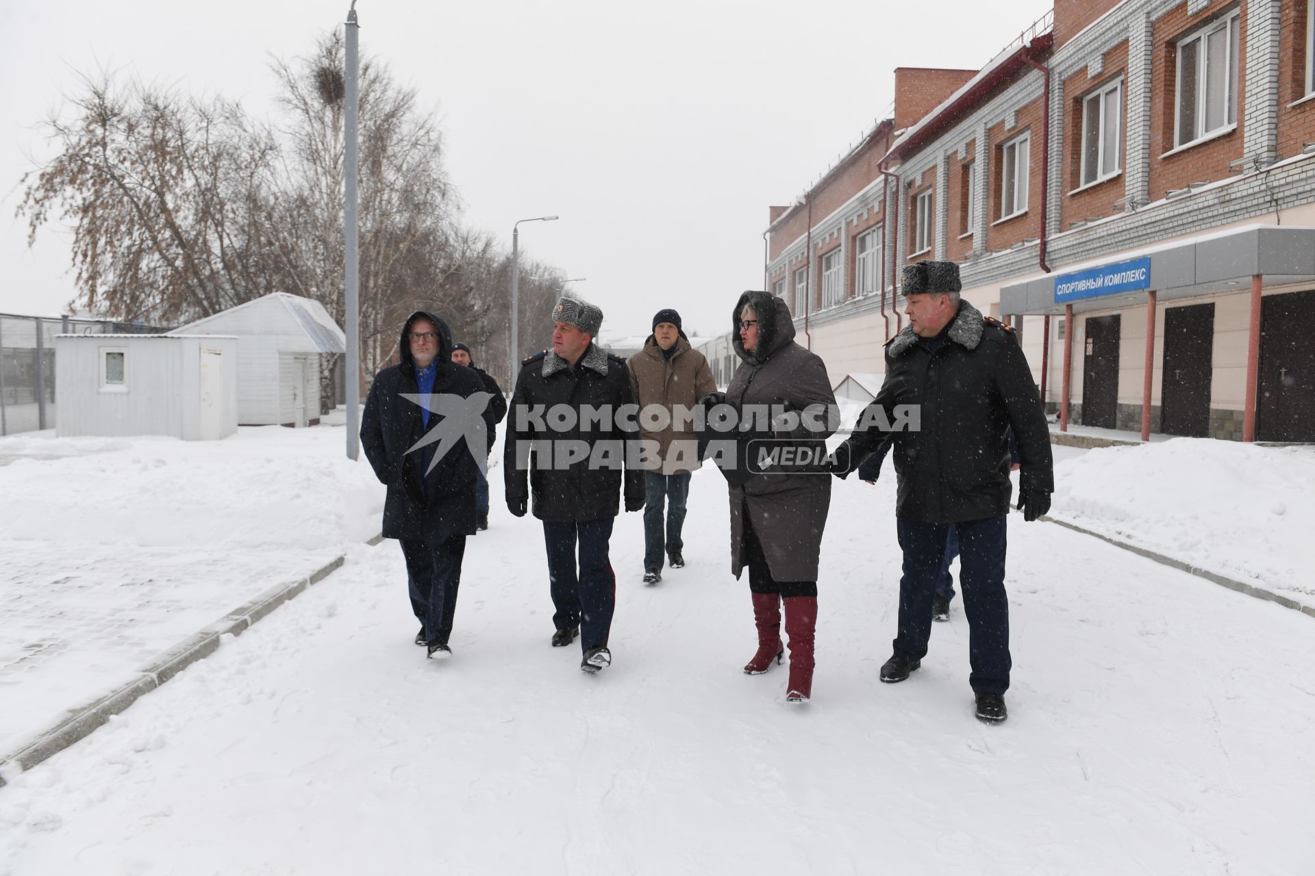 Канск. Корреспонденты `Комсомольской правды` Владимир Ворсобин и Иван Макеев путешествуют автостопом по России. Сенатор Андрей Клишас (слева) во время посещения Канской воспитательной колонии (колонии для несовершеннолетних преступников).