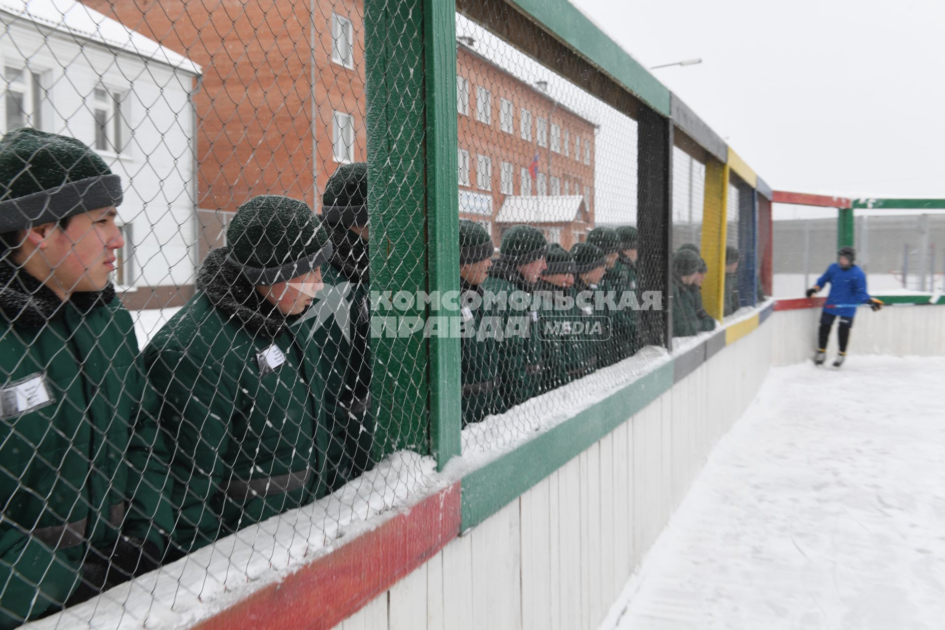 Канск. Корреспонденты `Комсомольской правды` Владимир Ворсобин и Иван Макеев путешествуют автостопом по России. Хоккейный матч  в Канской воспитательной колонии (колонии для несовершеннолетних преступников).