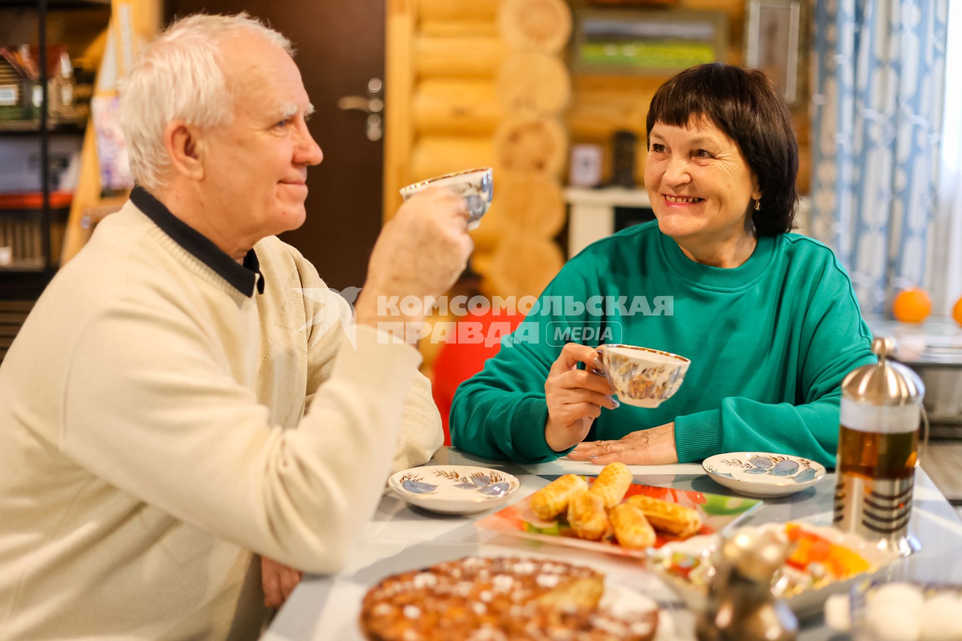 Красноярск. Пожилая пара пьет чай в своем загородном доме.