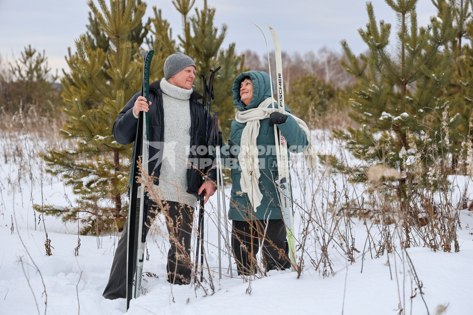 Красноярск. Пожилая пара во время лыжной прогулки.