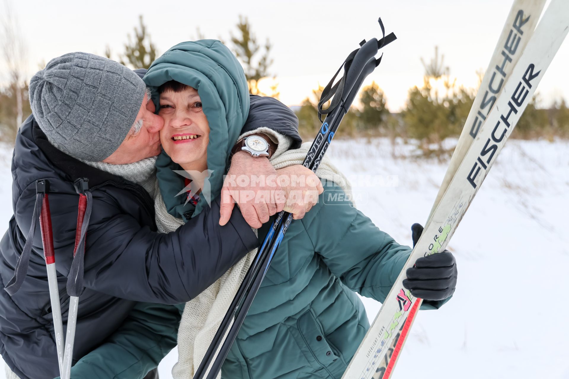 Красноярск. Пожилая пара во время лыжной прогулки.