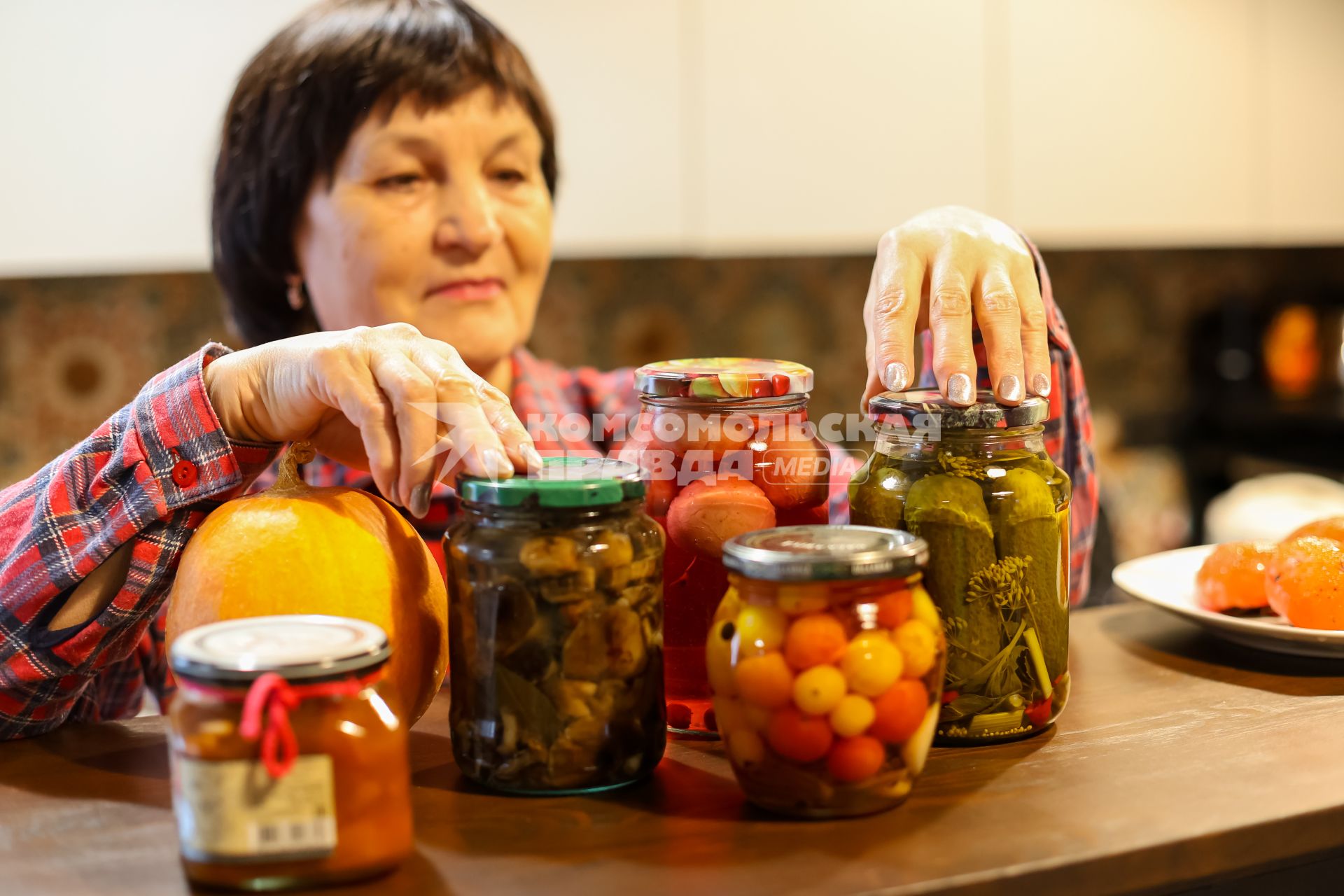 Красноярск. Пожилая женщина показывает домашние заготовки и соленья в своем загородном доме.