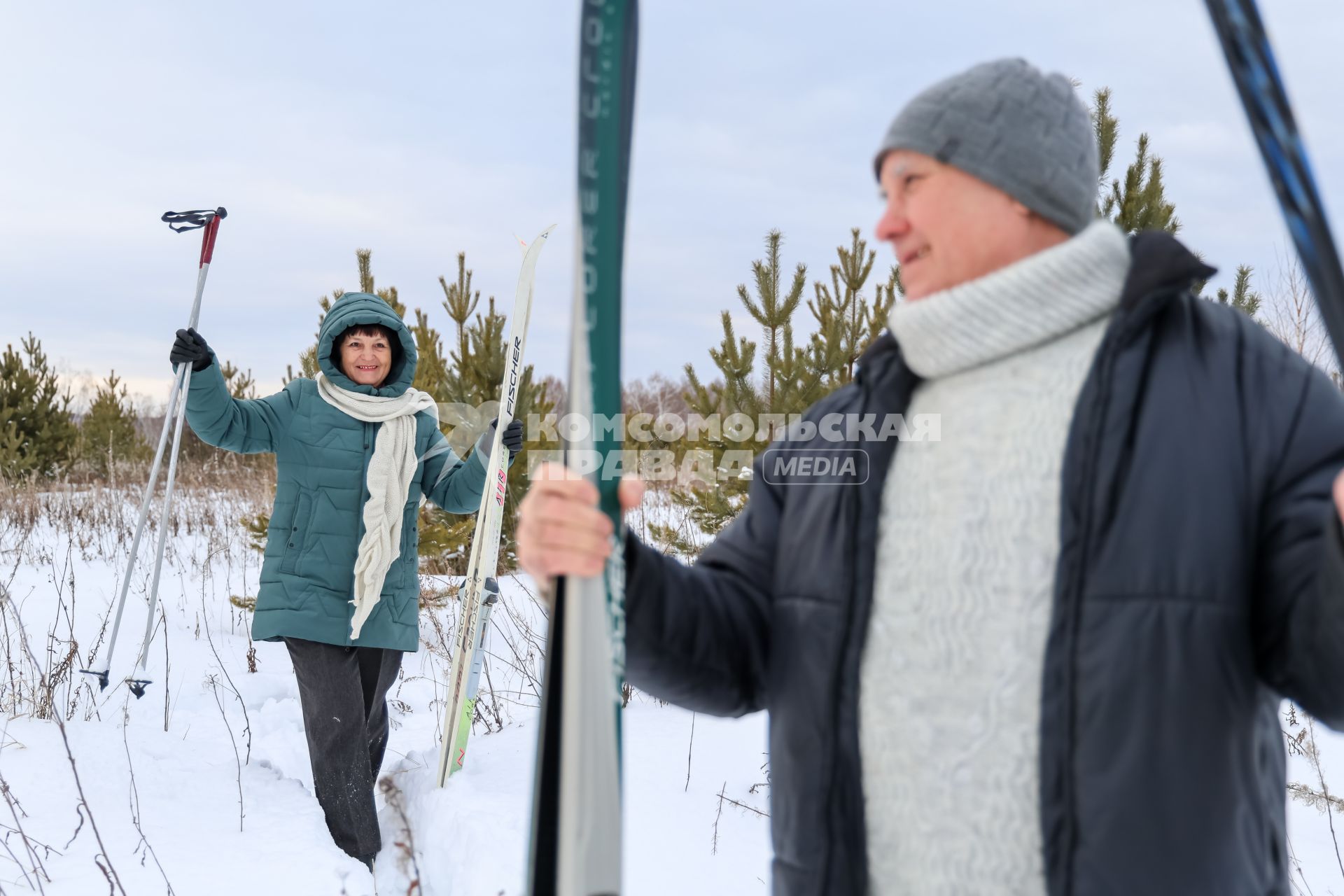 Красноярск. Пожилая пара во время лыжной прогулки.