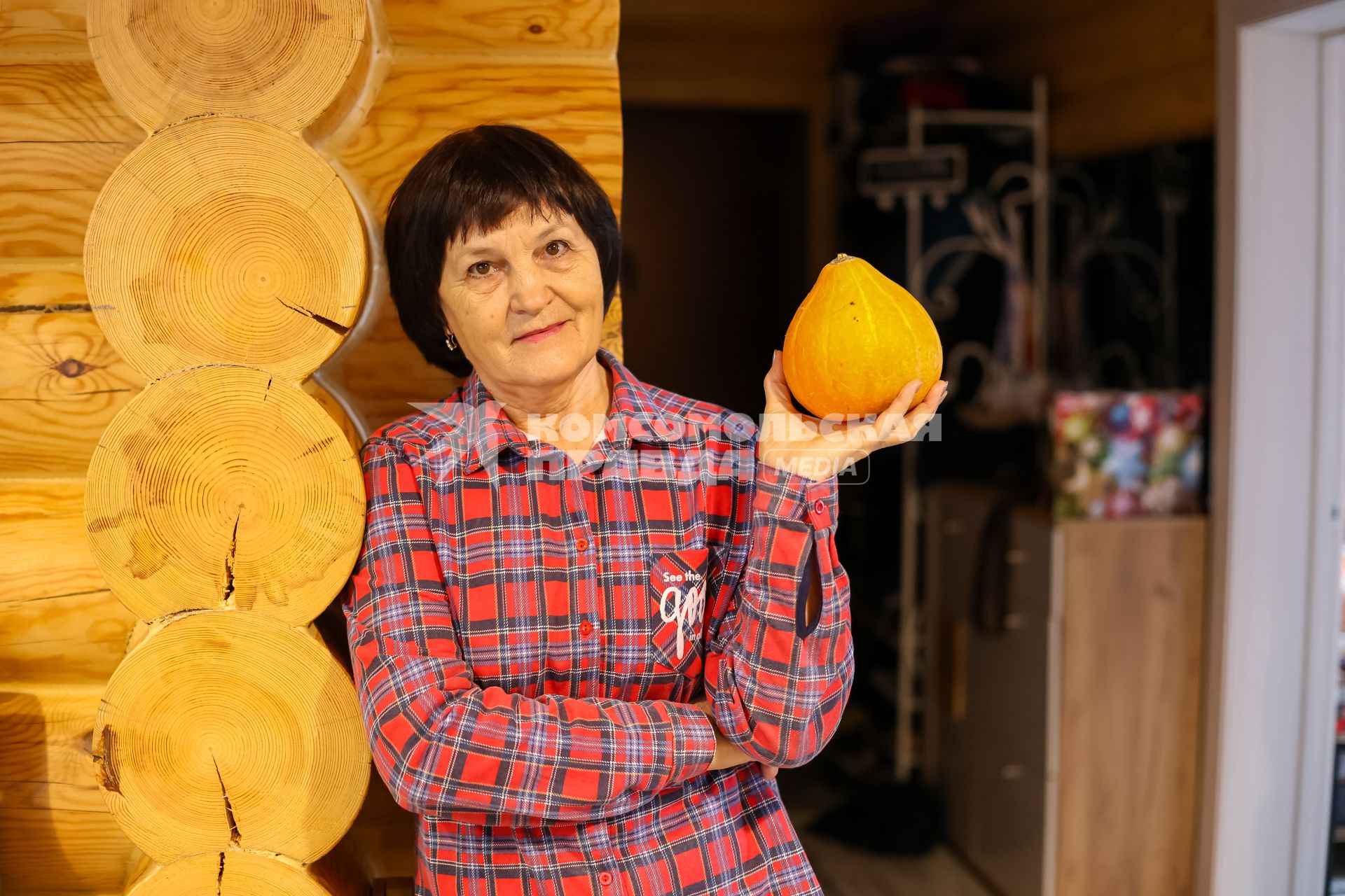Красноярск. Пожилая женщина показывает тыкву в своем загородном доме.