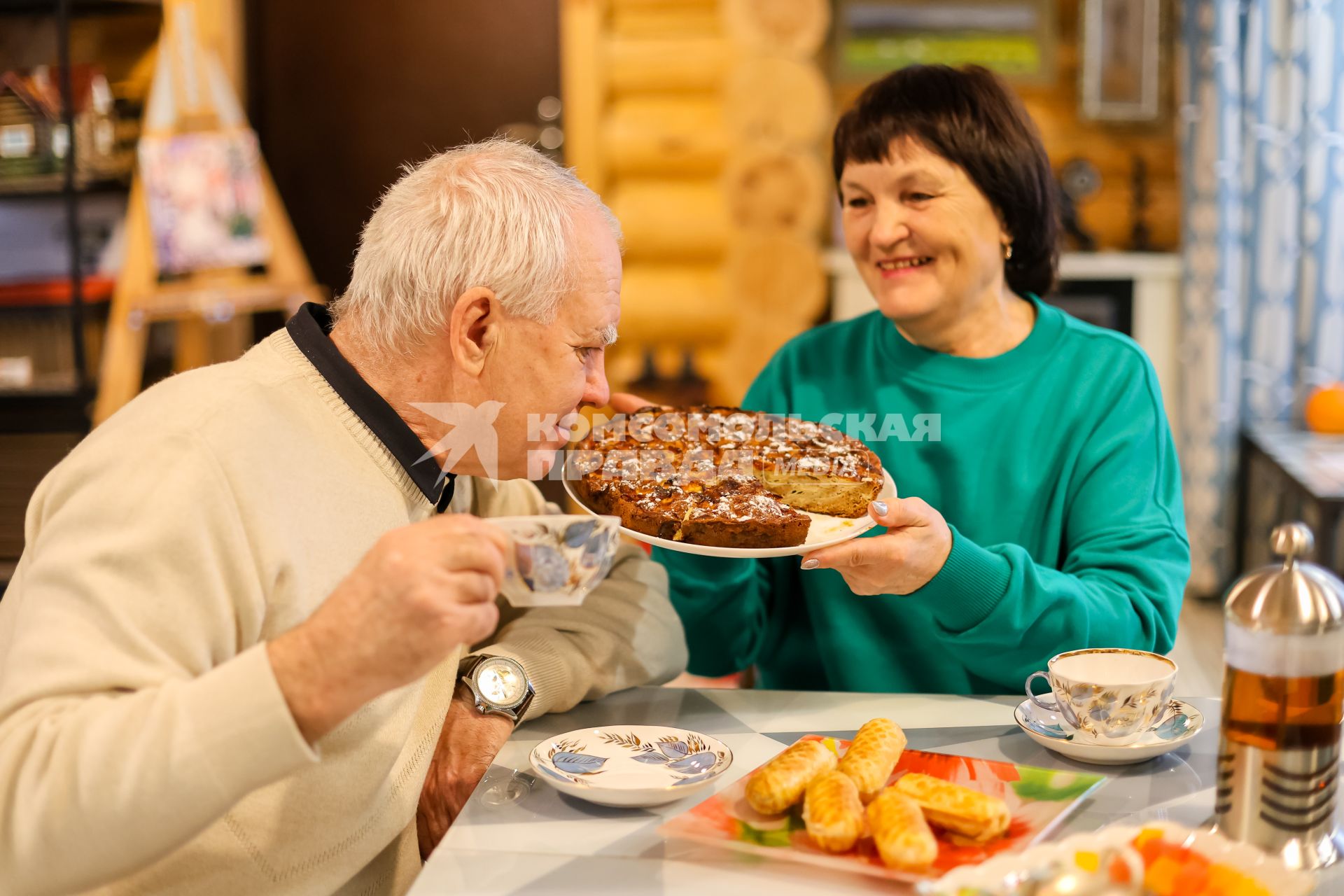 Красноярск. Пожилая пара пьет чай в своем загородном доме.