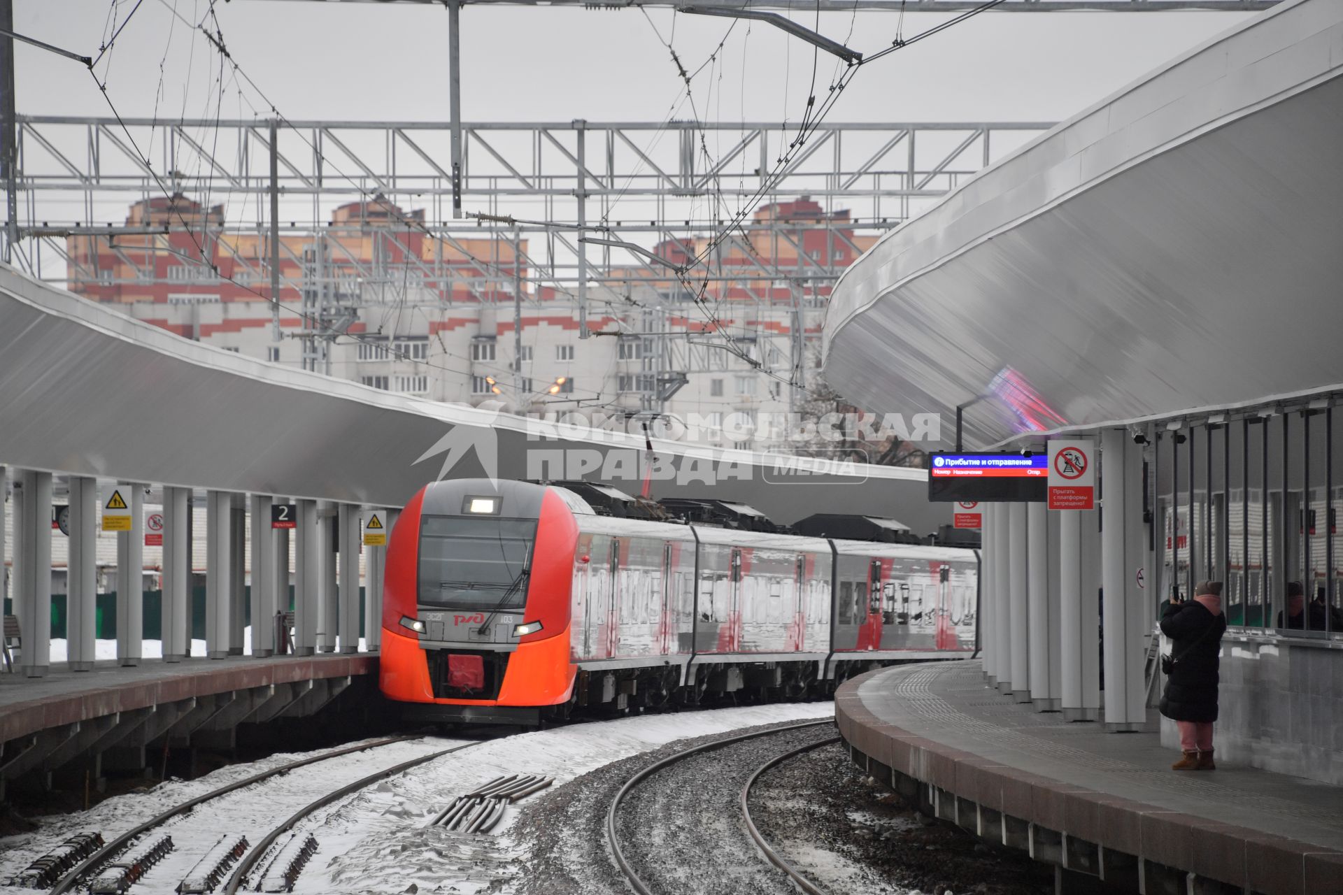 Московская область. г.Одинцово. Поезд прибывает на станцию МЦД-4 `Лесной городок`, открывшуюся после реконструкции.