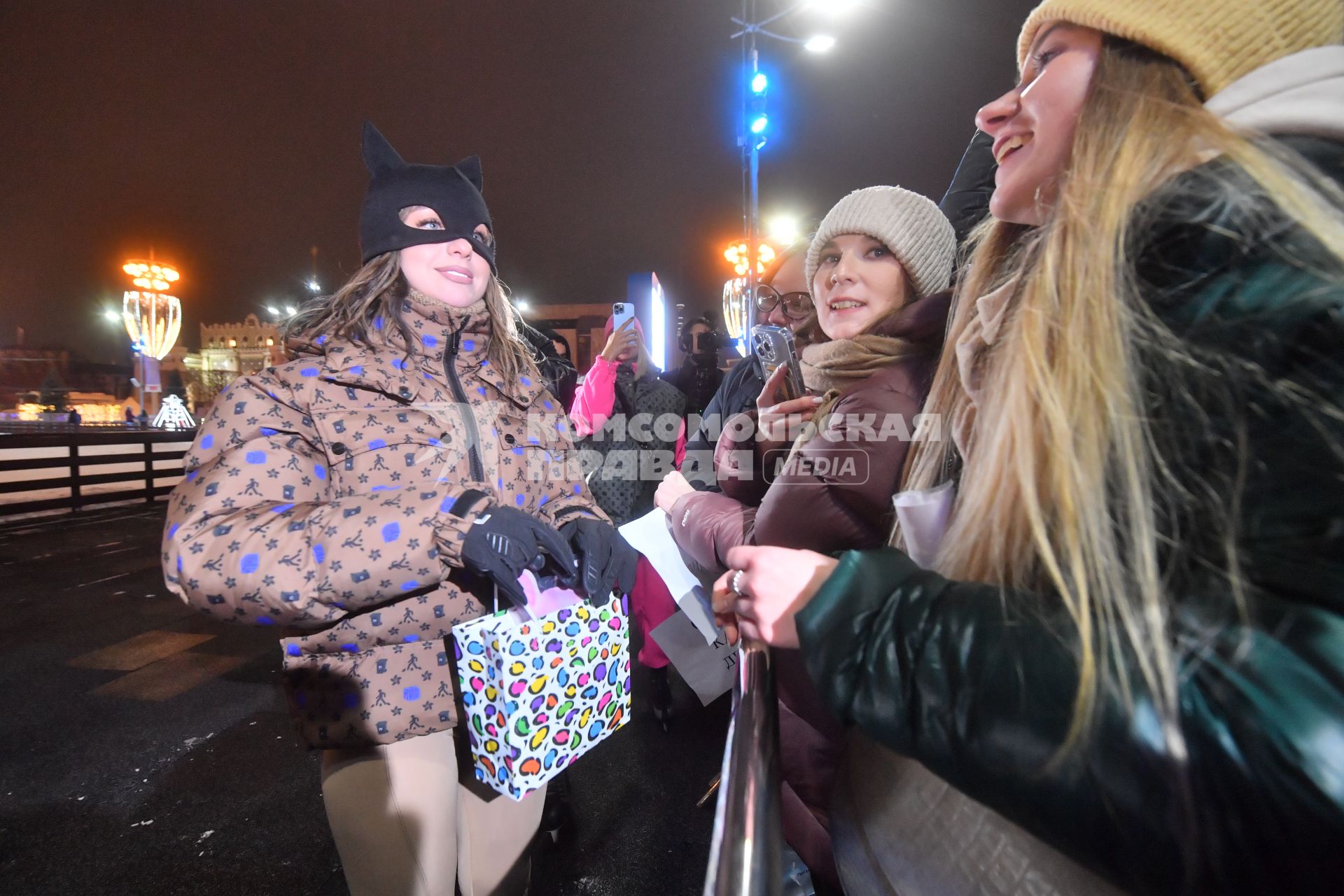 Москва. Певица Мари Краймбрери во время премьеры нового сингла `Иначе все это зря` на катке ВДНХ.