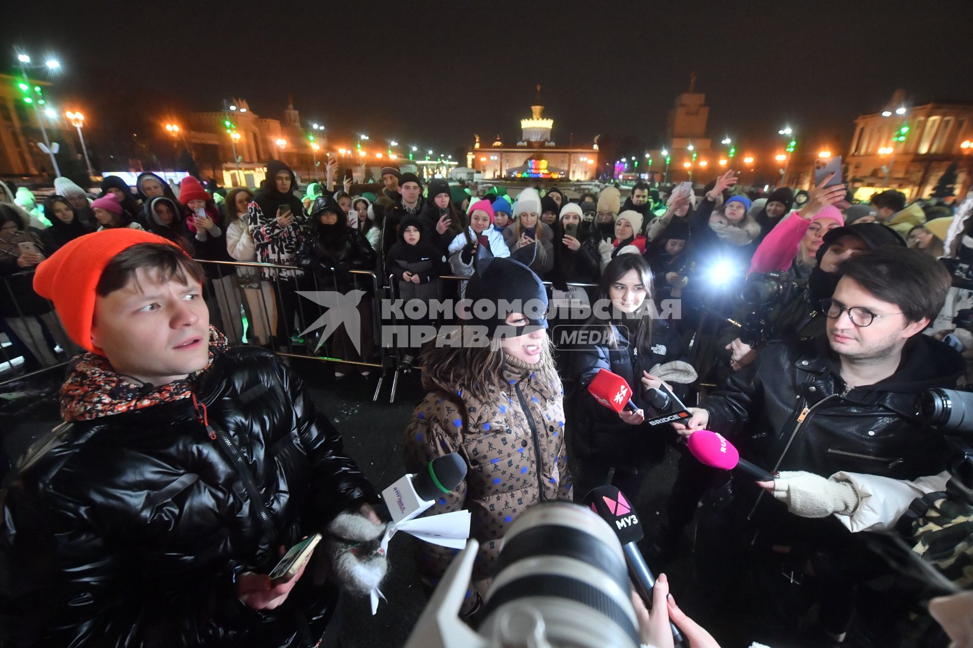 Москва. Певица Мари Краймбрери во время премьеры нового сингла `Иначе все это зря` на катке ВДНХ.