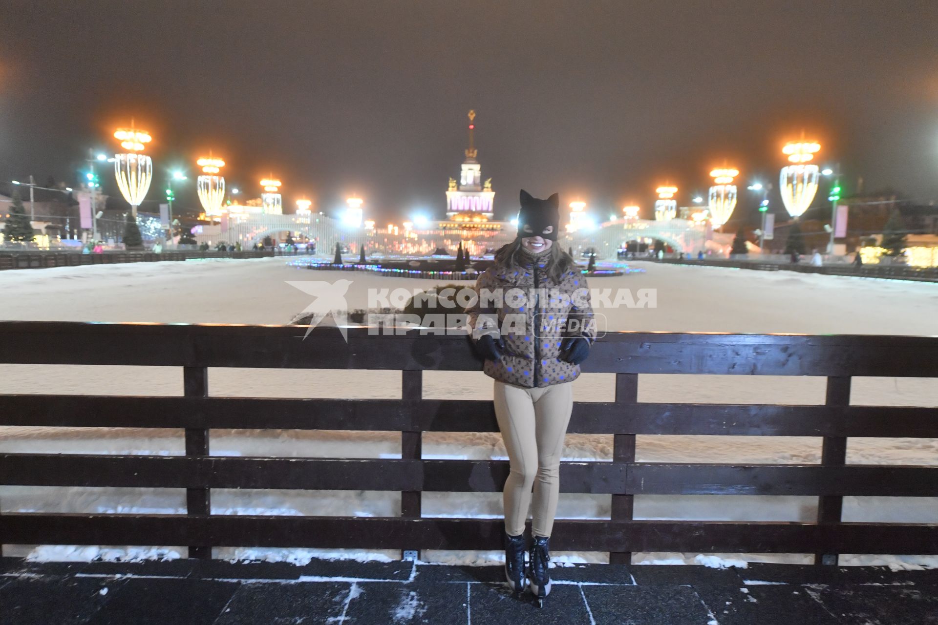 Москва. Певица Мари Краймбрери во время премьеры нового сингла `Иначе все это зря` на катке ВДНХ.