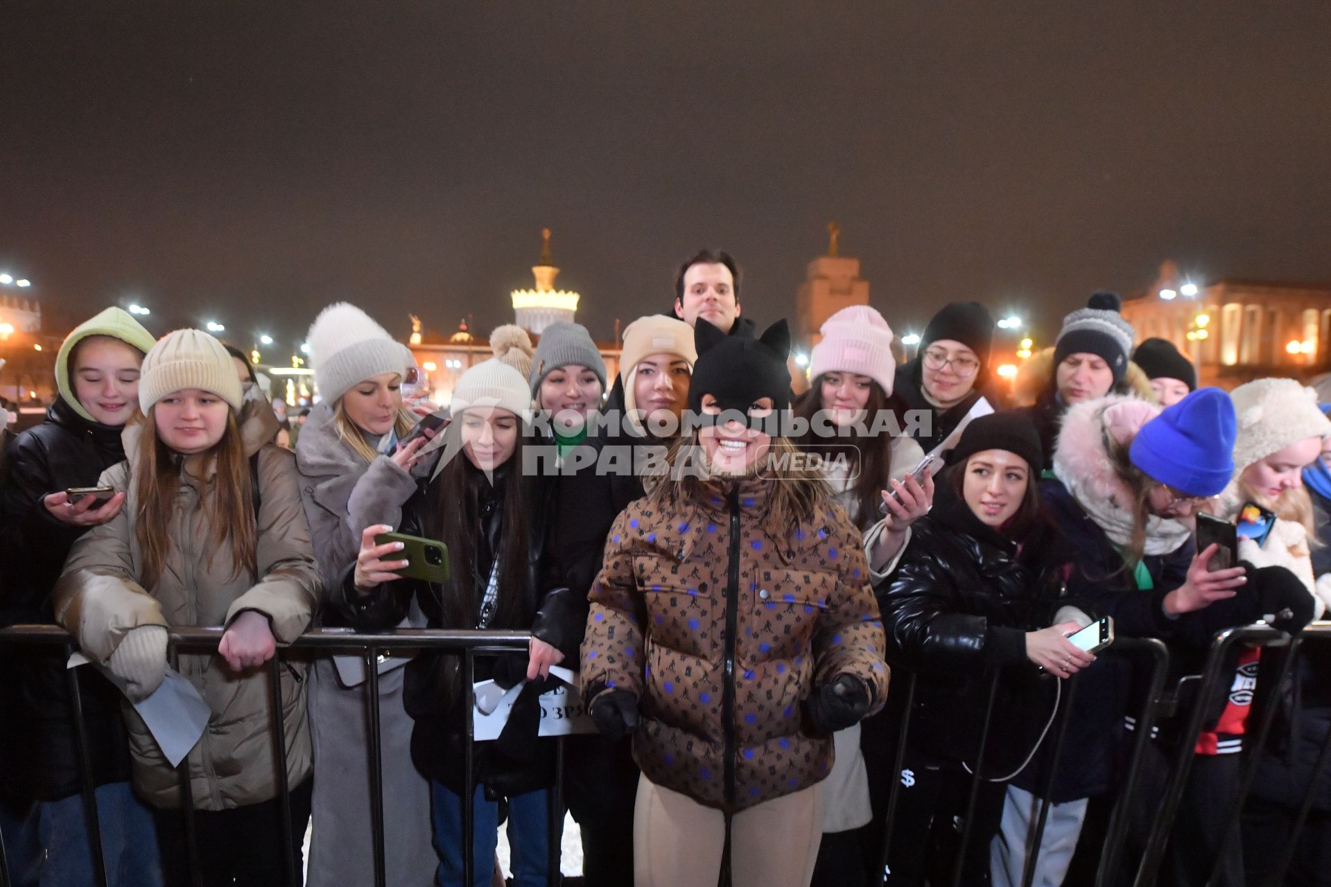 Москва. Певица Мари Краймбрери во время премьеры нового сингла `Иначе все это зря` на катке ВДНХ.