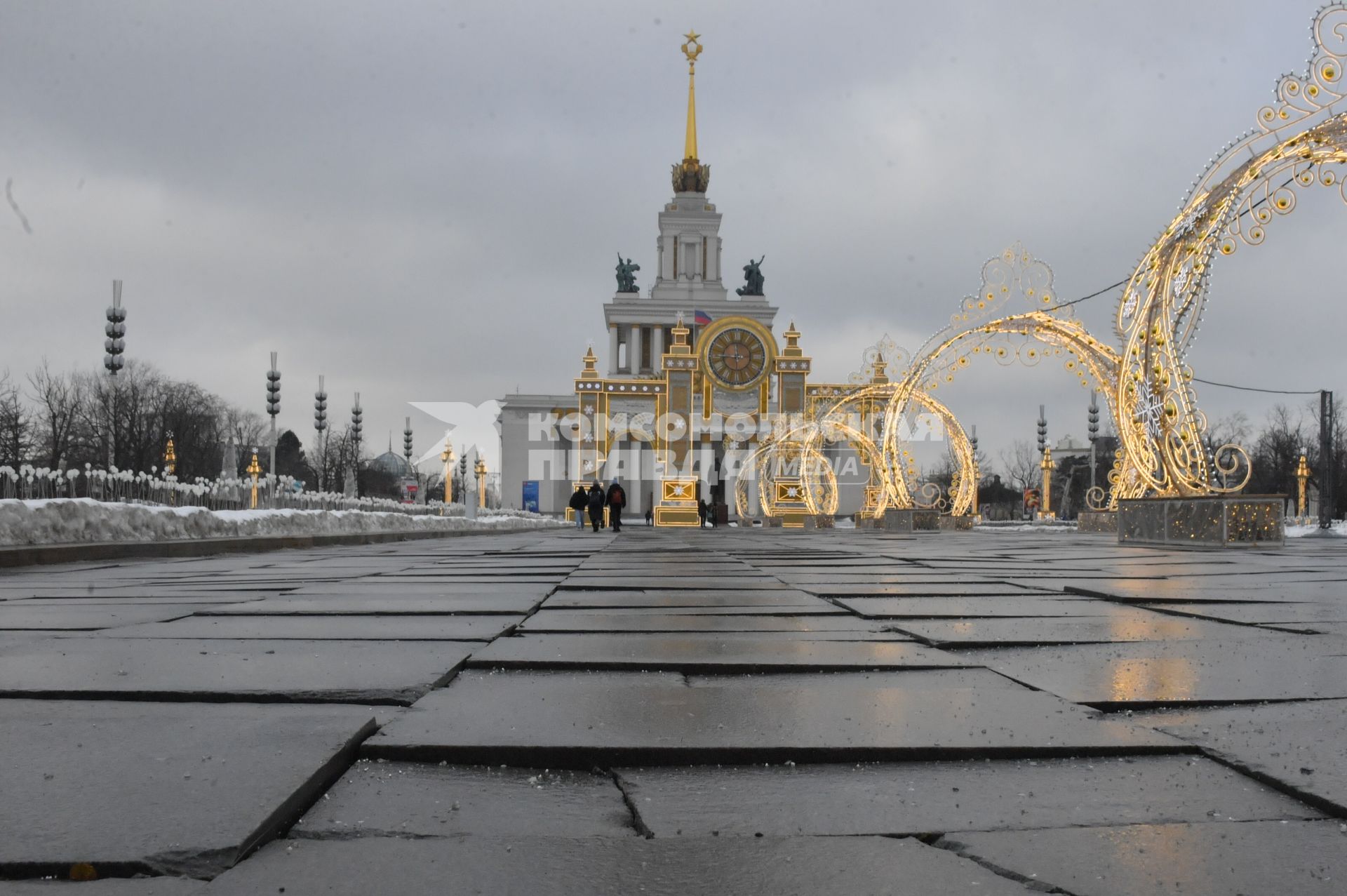 Москва. Новогоднее оформление у павильона #1 `Центральный` на ВДНХ.