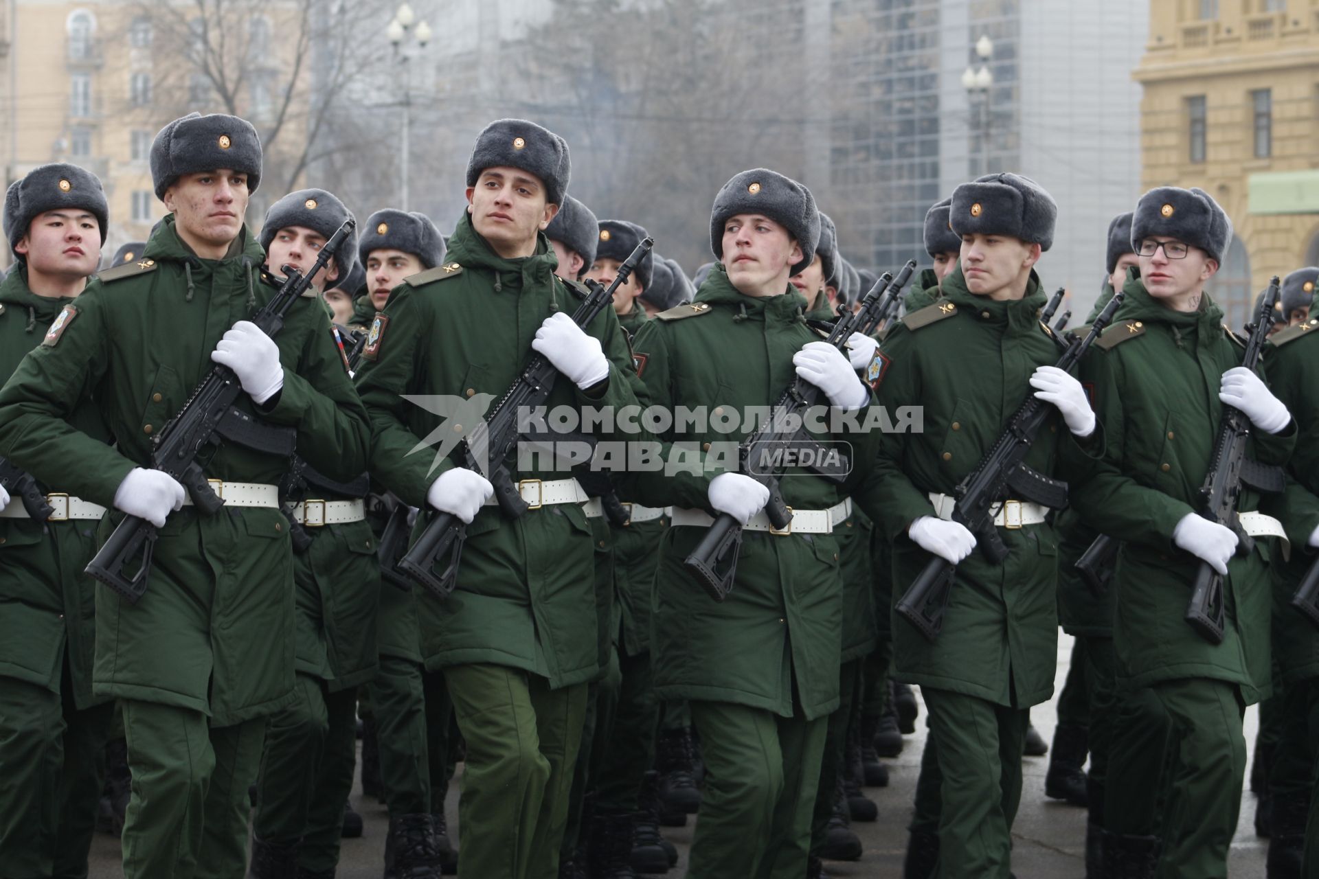 Волгоград. Участники парада войсковых частей Волгоградского территориального гарнизона в честь 80-летия победы в Сталинградской битве на площади Павших Борцов.