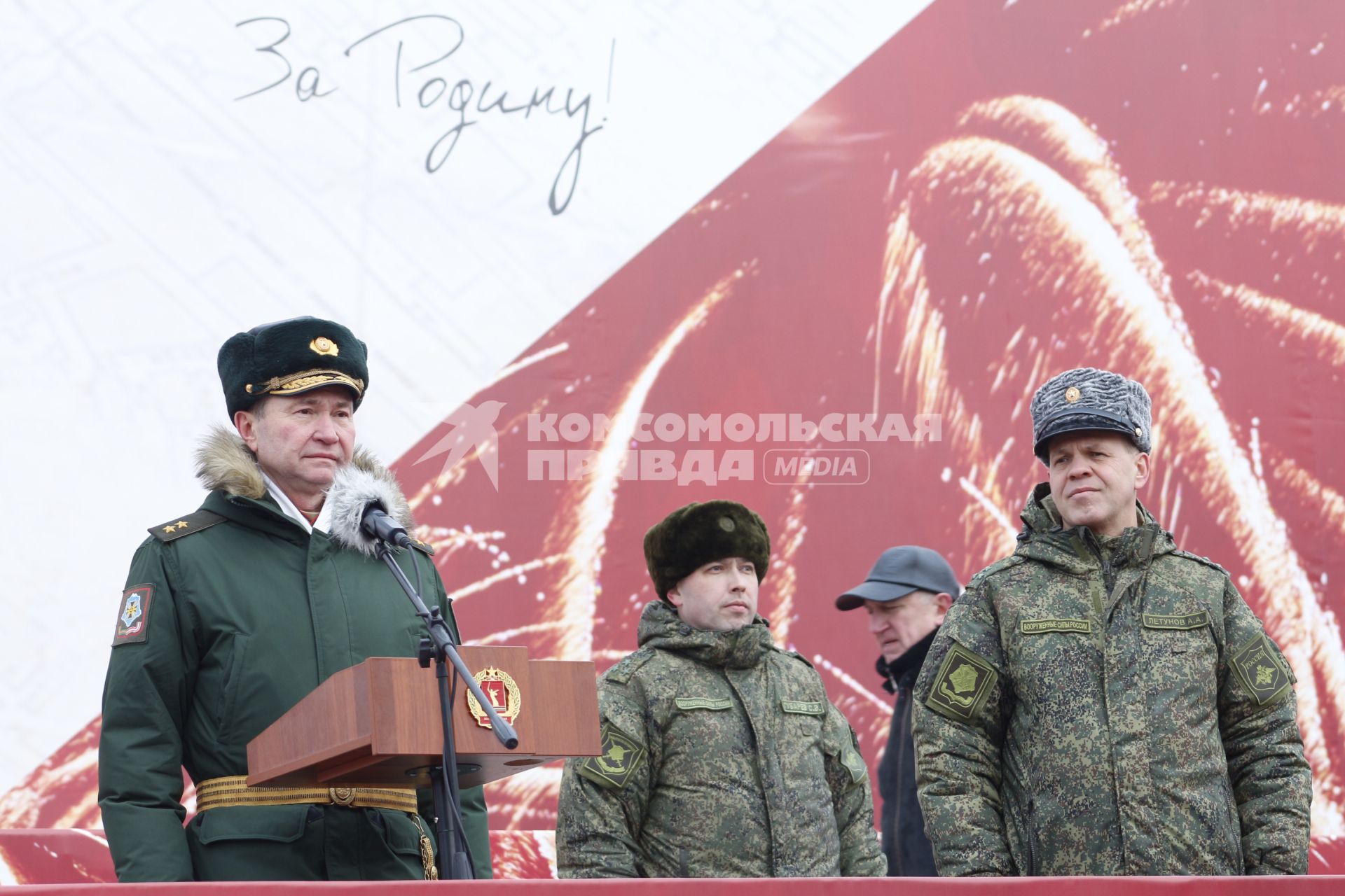 Волгоград.  Заместитель командующего войсками Южного военного округа, генерал-лейтенант Алексей Авдеев (слева) и полковник, военный комиссар Волгоградской области Андрей Летунов (справа) на параде войсковых частей Волгоградского территориального гарнизона в честь 80-летия победы в Сталинградской битве на площади Павших Борцов.