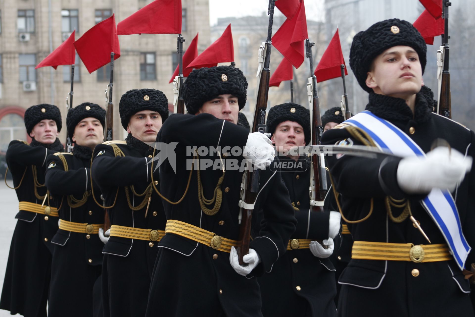 Волгоград. Участники парада войсковых частей Волгоградского территориального гарнизона в честь 80-летия победы в Сталинградской битве на площади Павших Борцов.