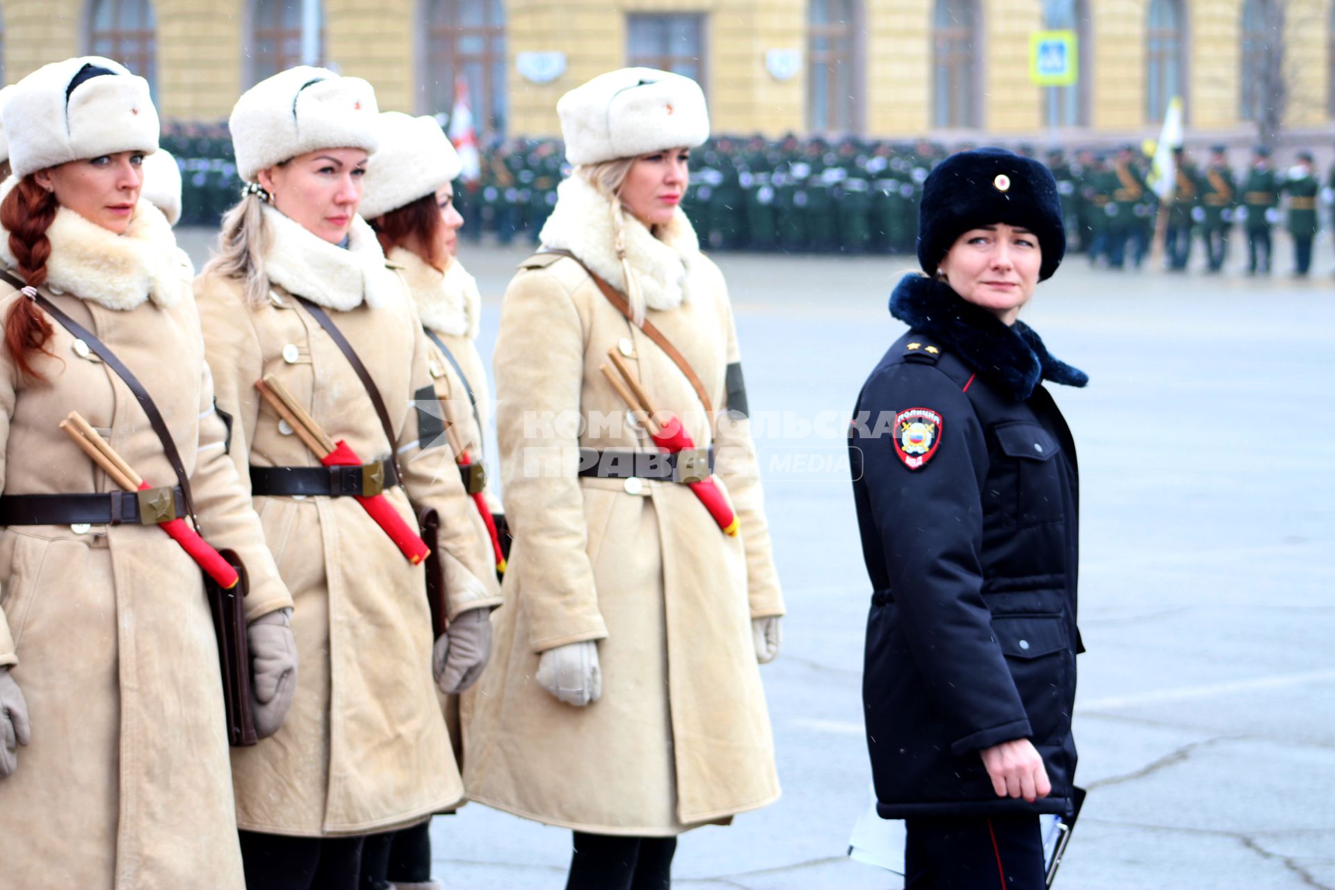 Волгоград. Участницы парада войсковых частей Волгоградского территориального гарнизона в честь 80-летия победы в Сталинградской битве на площади Павших Борцов.