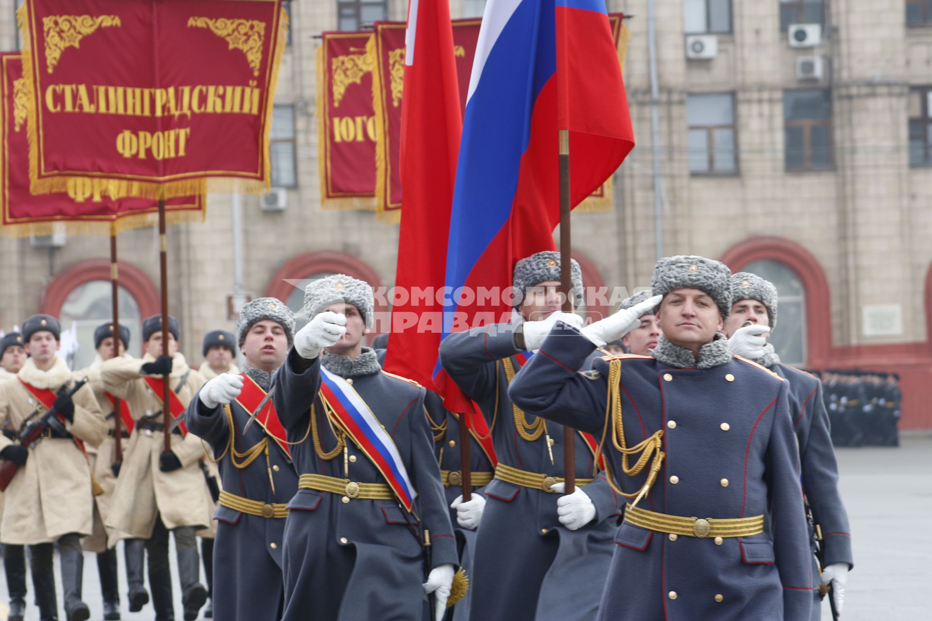 Волгоград. Участники парада войсковых частей Волгоградского территориального гарнизона в честь 80-летия победы в Сталинградской битве на площади Павших Борцов.