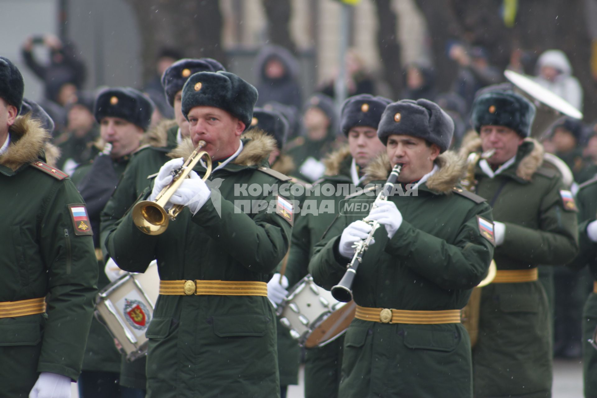 Волгоград. Музыканты военные оркестра на параде войсковых частей Волгоградского территориального гарнизона в честь 80-летия победы в Сталинградской битве на площади Павших Борцов.