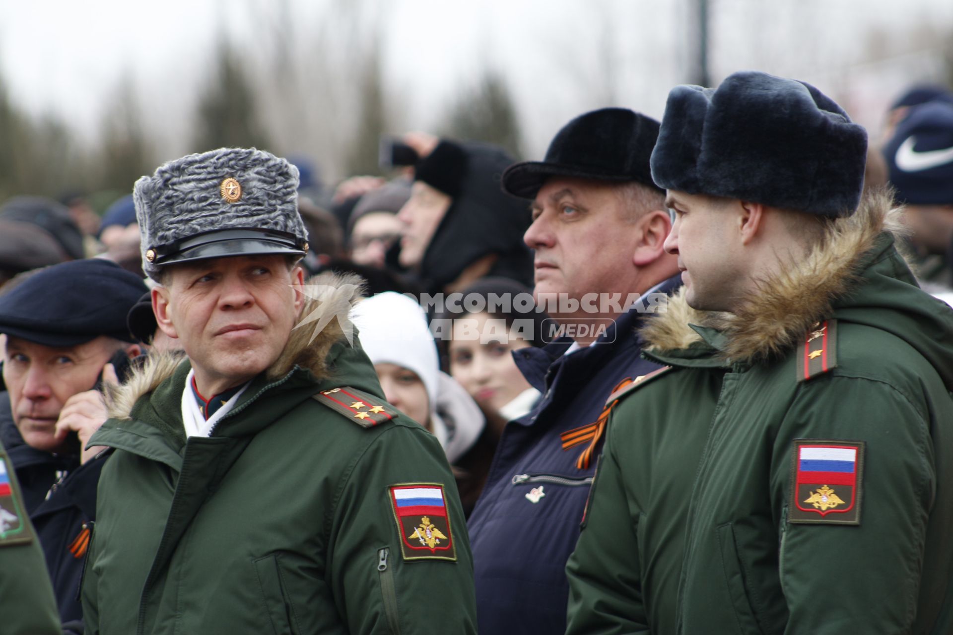 Волгоград. Полковник, военный комиссар Волгоградской области Андрей Летунов (слева) на параде войсковых частей Волгоградского территориального гарнизона в честь 80-летия победы в Сталинградской битве на площади Павших Борцов.