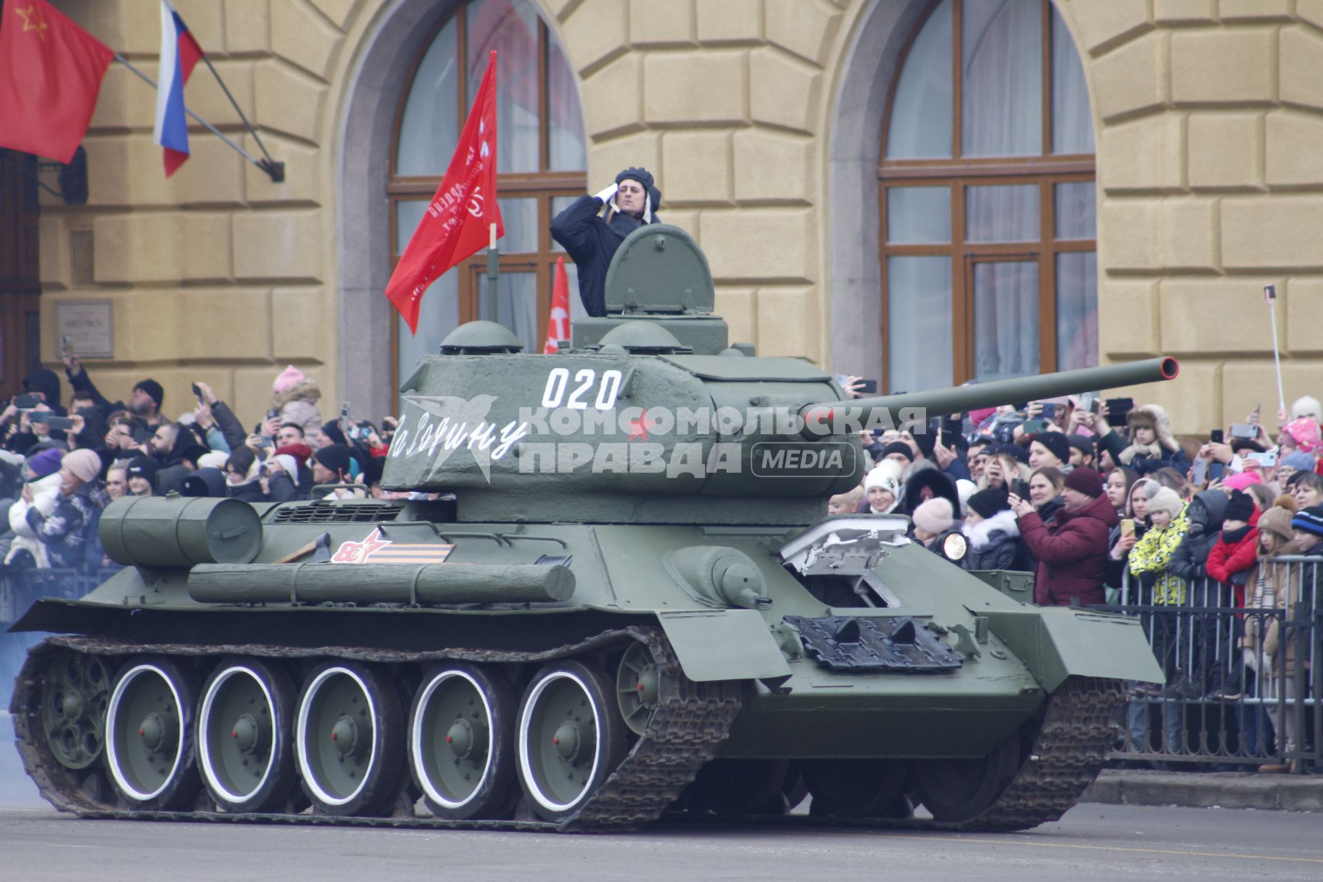 Волгоград. Танк Т-34 на параде войсковых частей Волгоградского территориального гарнизона в честь 80-летия победы в Сталинградской битве на площади Павших Борцов.