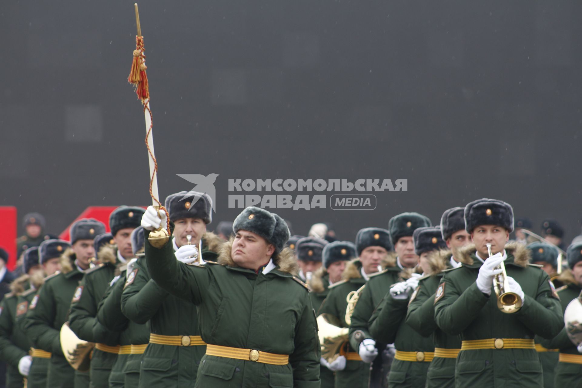 Волгоград. Музыканты военные оркестра на параде войсковых частей Волгоградского территориального гарнизона в честь 80-летия победы в Сталинградской битве на площади Павших Борцов.