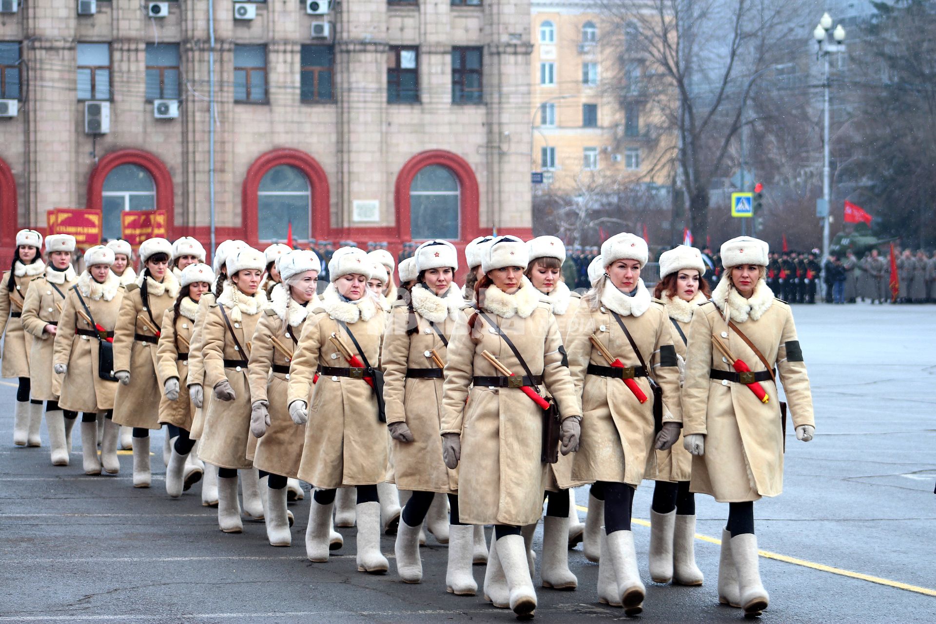 Волгоград. Участницы парада войсковых частей Волгоградского территориального гарнизона в честь 80-летия победы в Сталинградской битве на площади Павших Борцов.