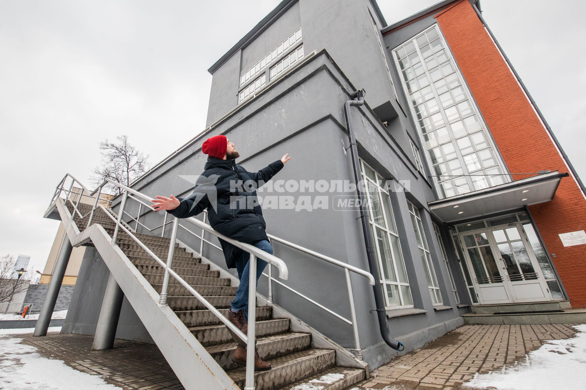 Москва. Корреспондент `Комсомольской правды` Андрей Абрамов у клуба `Дорхимзавода` с фабрикой-кухней, 1927-1928 гг., архитектора К.С. Мельникова на Бережковской набережной.