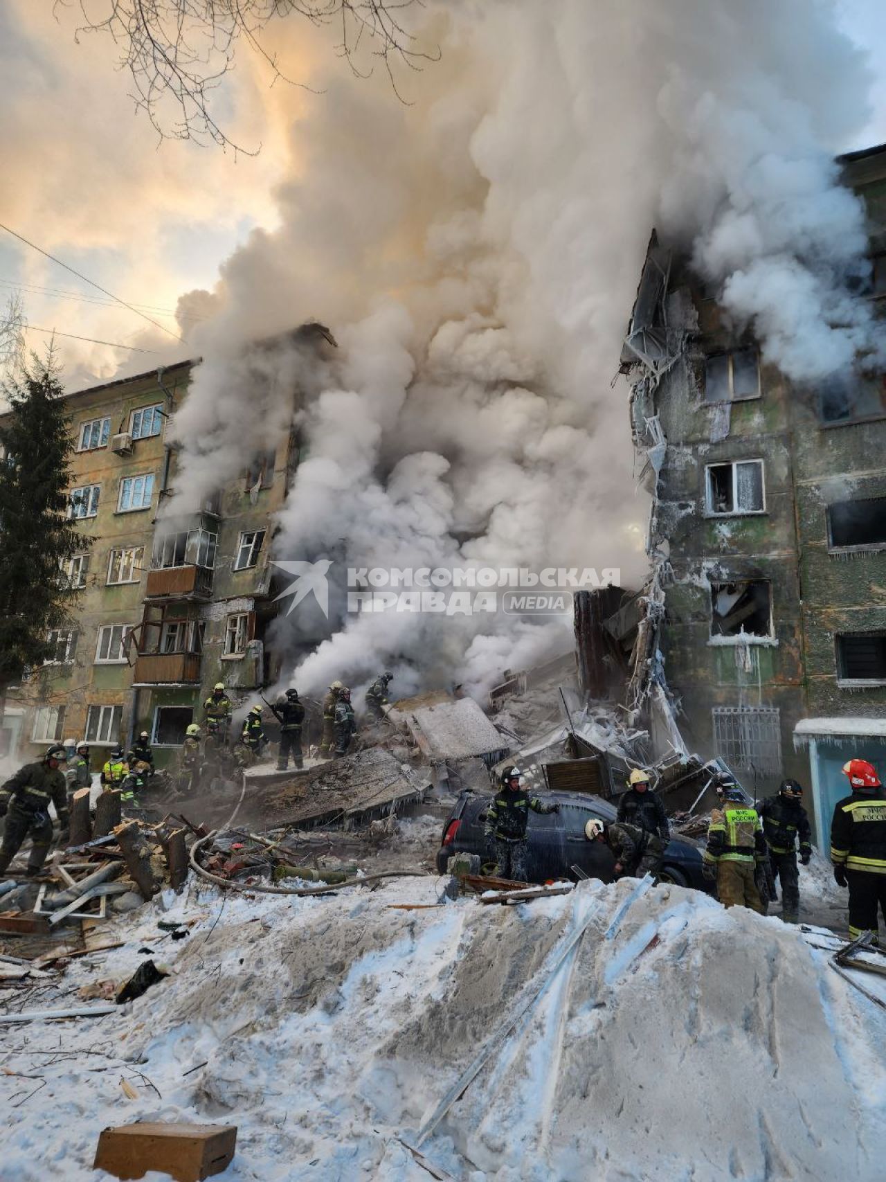 Новосибирск. Спасатели на месте взрыва газа в пятиэтажном жилом доме на улице Линейная. В результате взрыва произошло обрушение подъезда.