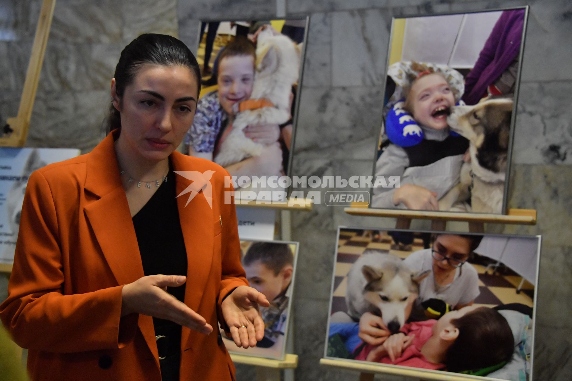 Москва. Фотовыставка  `Хаски-терапия: начинаем путешествие ` в Клубе `Приключение`. Выставка посвящается канистерапии и адаптивному походу с собаками  для  людей с инвалидностью и особенностями здоровья.