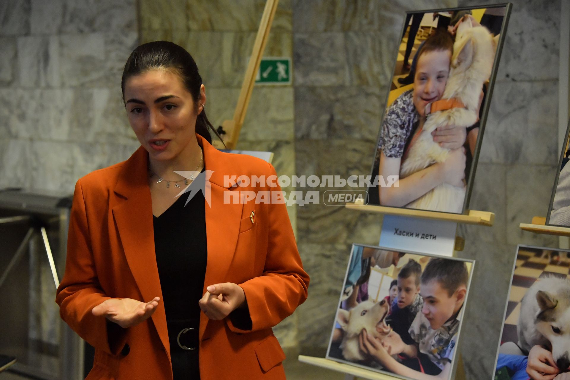 Москва. Фотовыставка  `Хаски-терапия: начинаем путешествие ` в Клубе `Приключение`. Выставка посвящается канистерапии и адаптивному походу с собаками  для  людей с инвалидностью и особенностями здоровья.