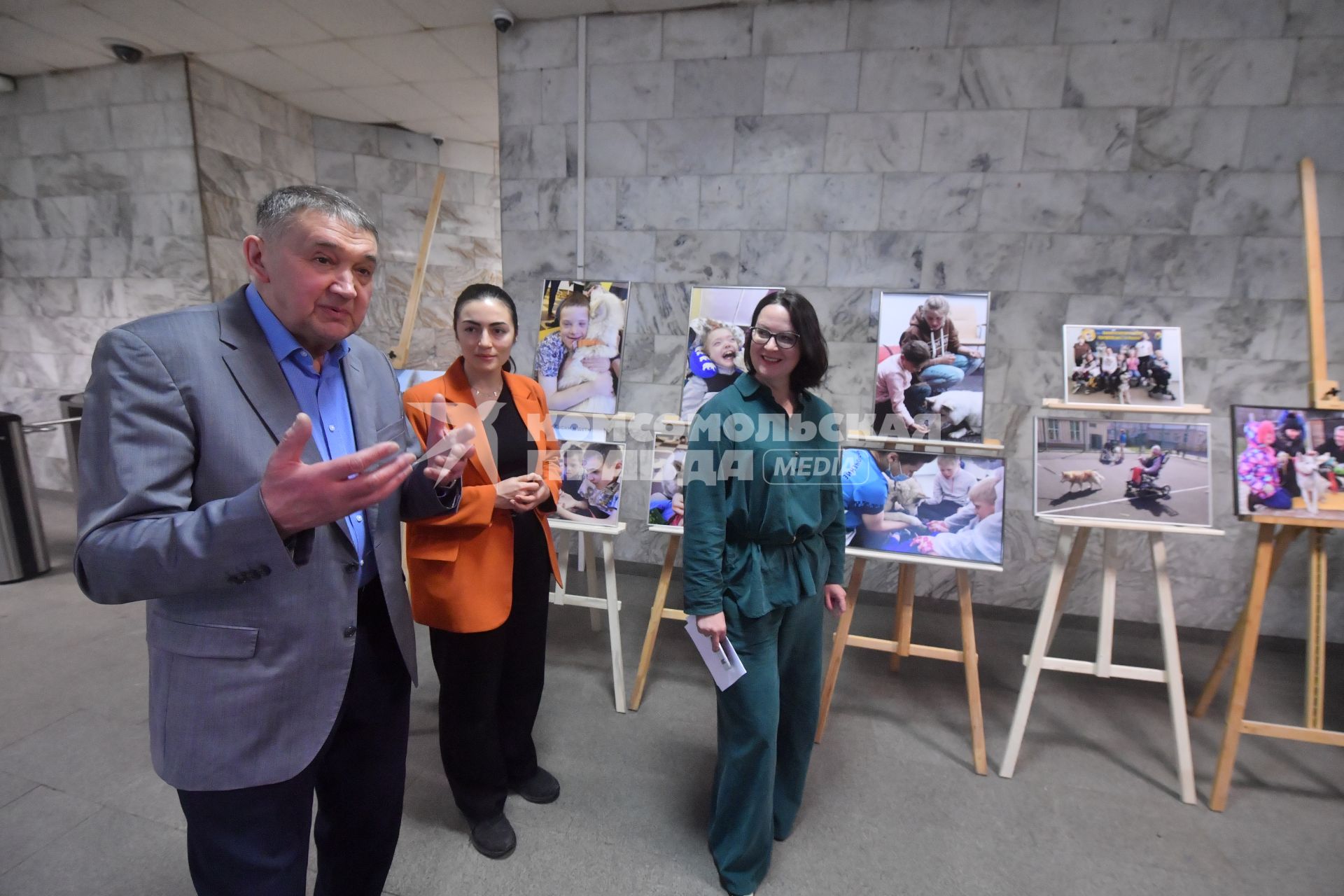 Москва. Фотовыставка  `Хаски-терапия: начинаем путешествие ` в Клубе `Приключение`. Выставка посвящается канистерапии и адаптивному походу с собаками  для  людей с инвалидностью и особенностями здоровья.