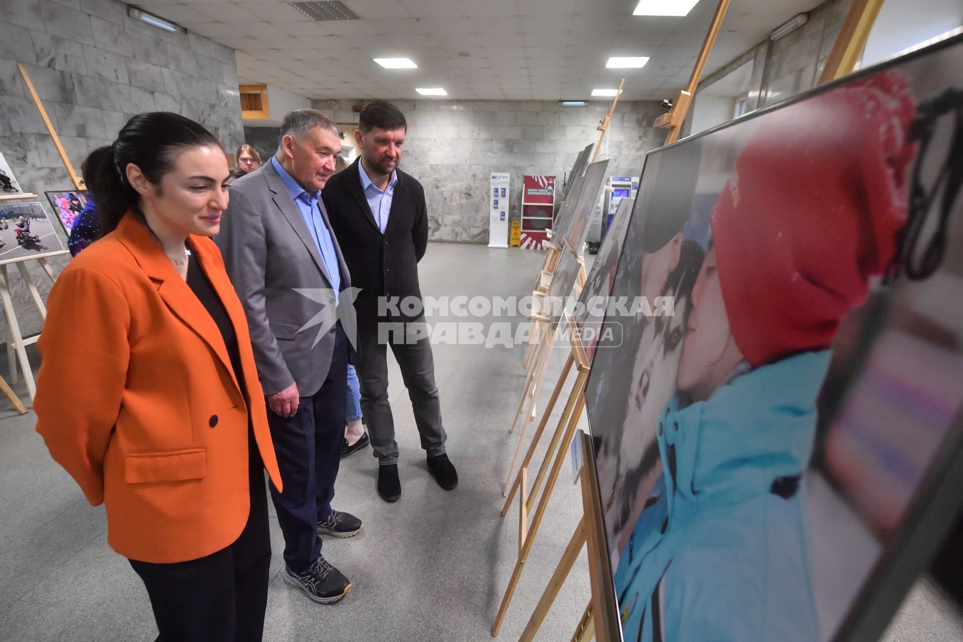 Москва. Путешественники Матвей  и Дмитрий (крайний справа)  Шпаро   на фотовыставке  `Хаски-терапия: начинаем путешествие ` в Клубе `Приключение`. Выставка посвящается канистерапии и адаптивному походу с собаками  для  людей с инвалидностью и особенностями здоровья.