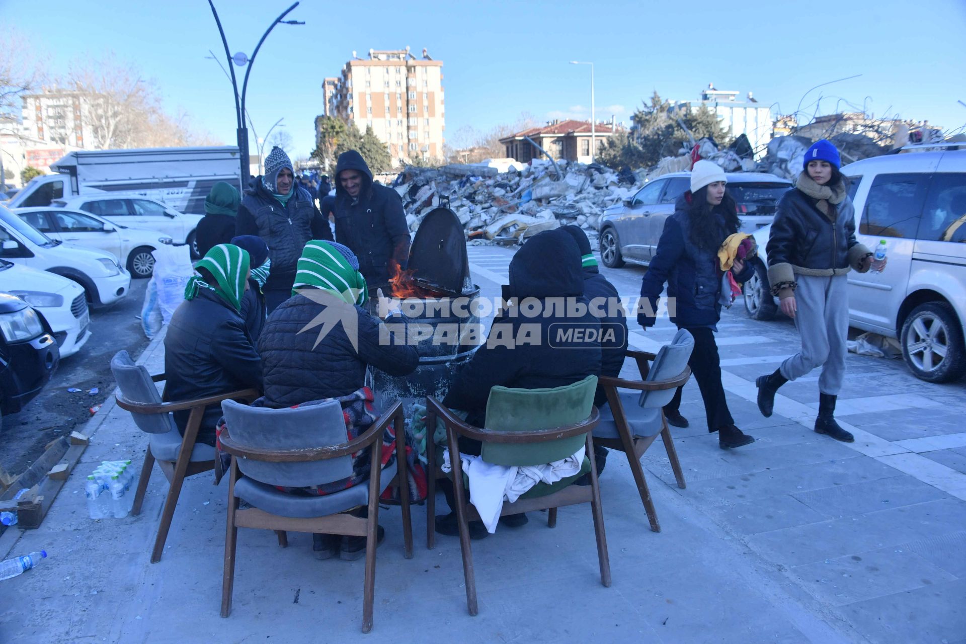 Турция. Провинция Кахраманмараш. Последствия разрушительного землетрясения. Местные жители, оставшиеся без домов, греются у костра.