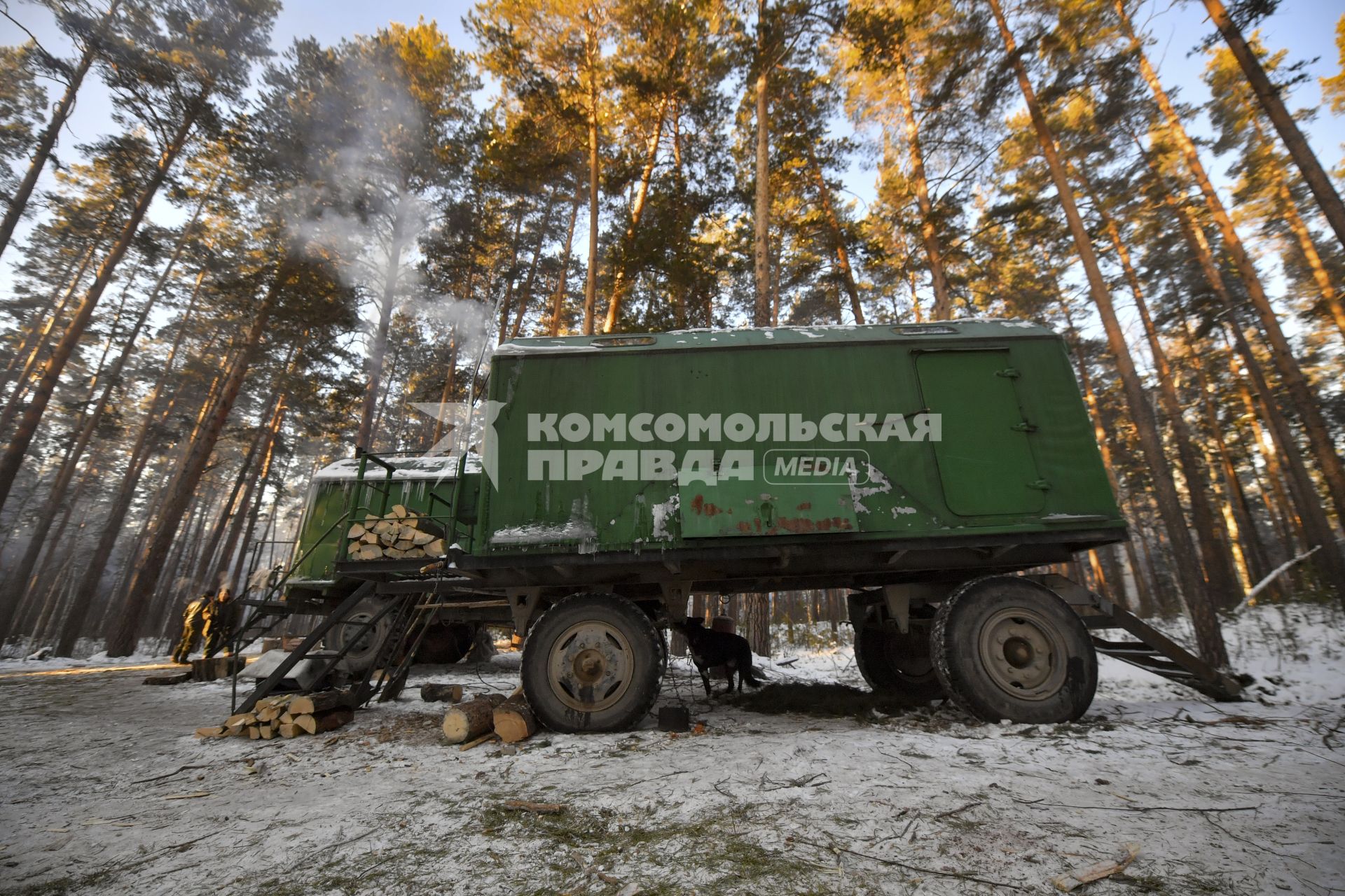 Алтайский край. Село Ларичиха.  Корреспонденты `Комсомольской правды` Владимир Ворсобин и Иван Макеев путешествуют автостопом по России. Полевая кухня для рабочих в тайге на лесозаготовке. Передвижной вагончик лесорубов.