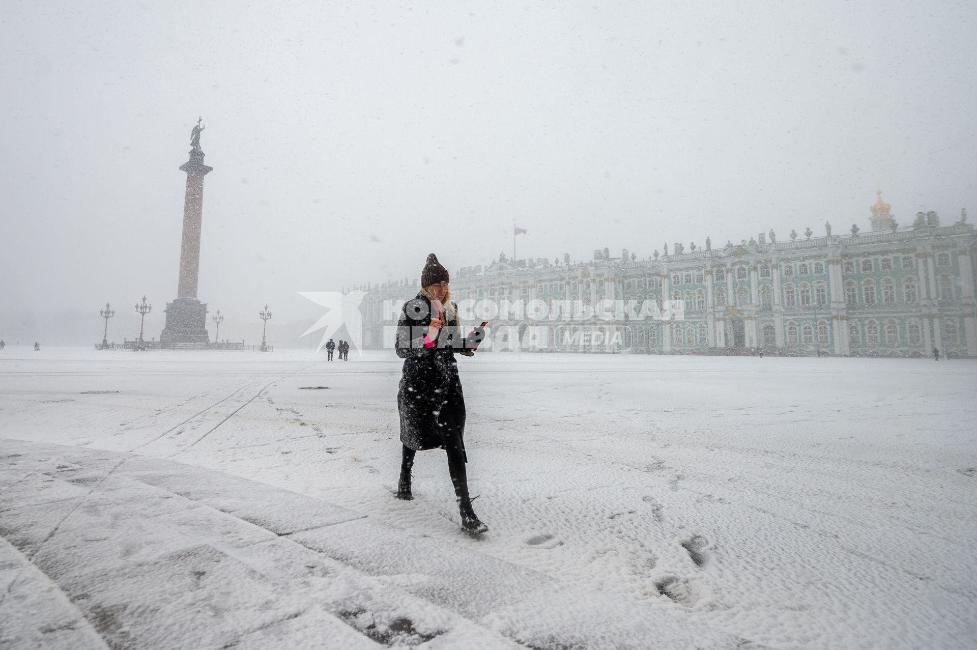 Санкт-Петербург. Прохожие на улице города во время снежного шторма.