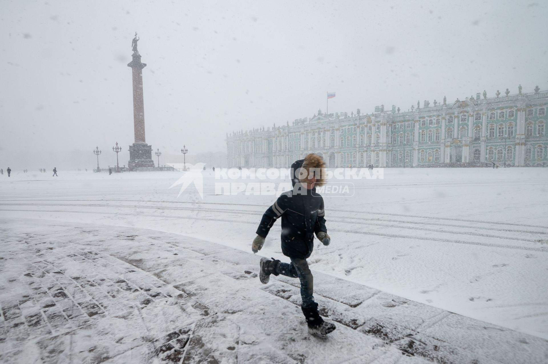 Санкт-Петербург. Прохожие на улице города во время снежного шторма.
