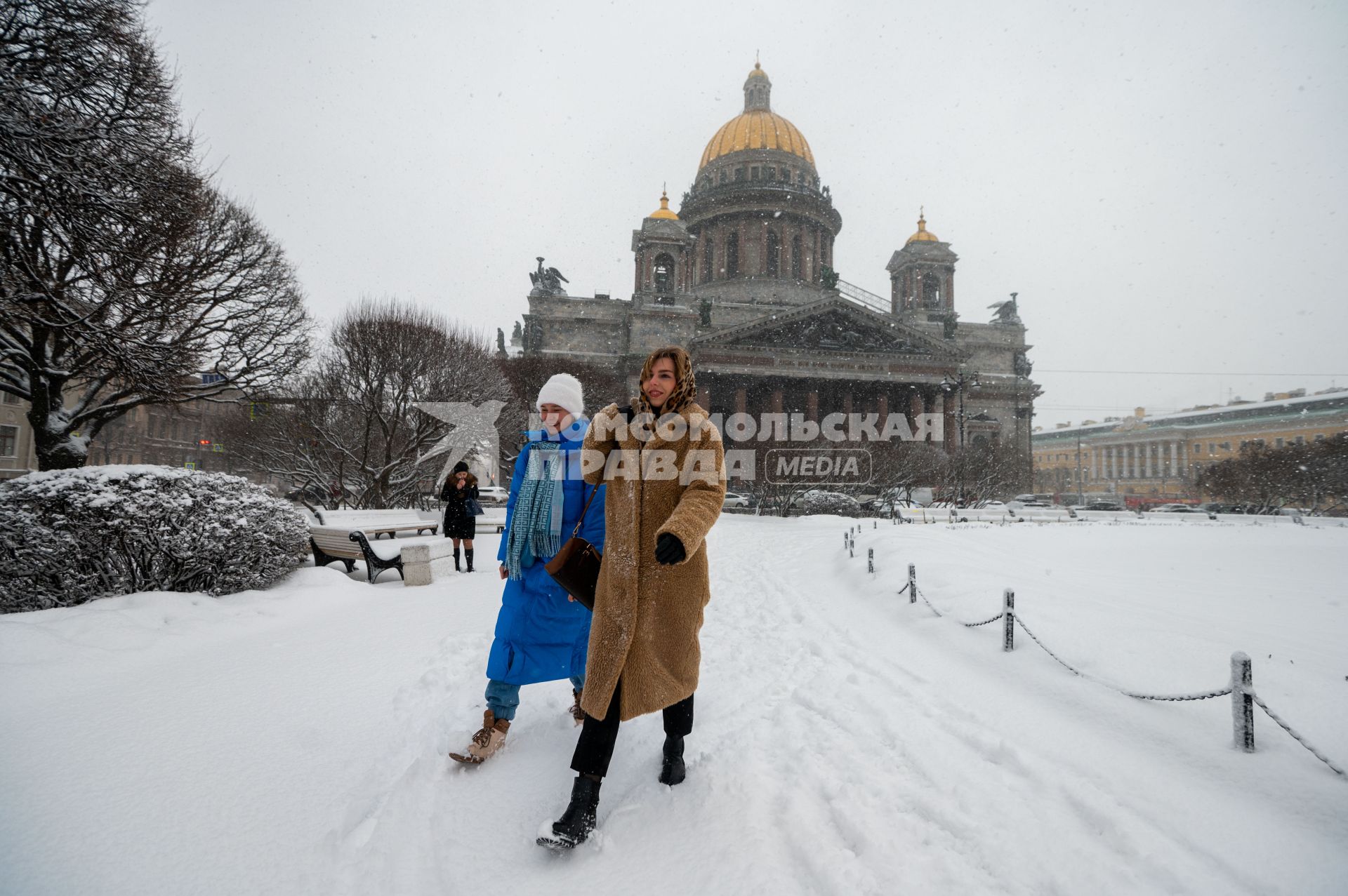 Санкт-Петербург. Девушки у Исаакиевского собора  во время снежного шторма.