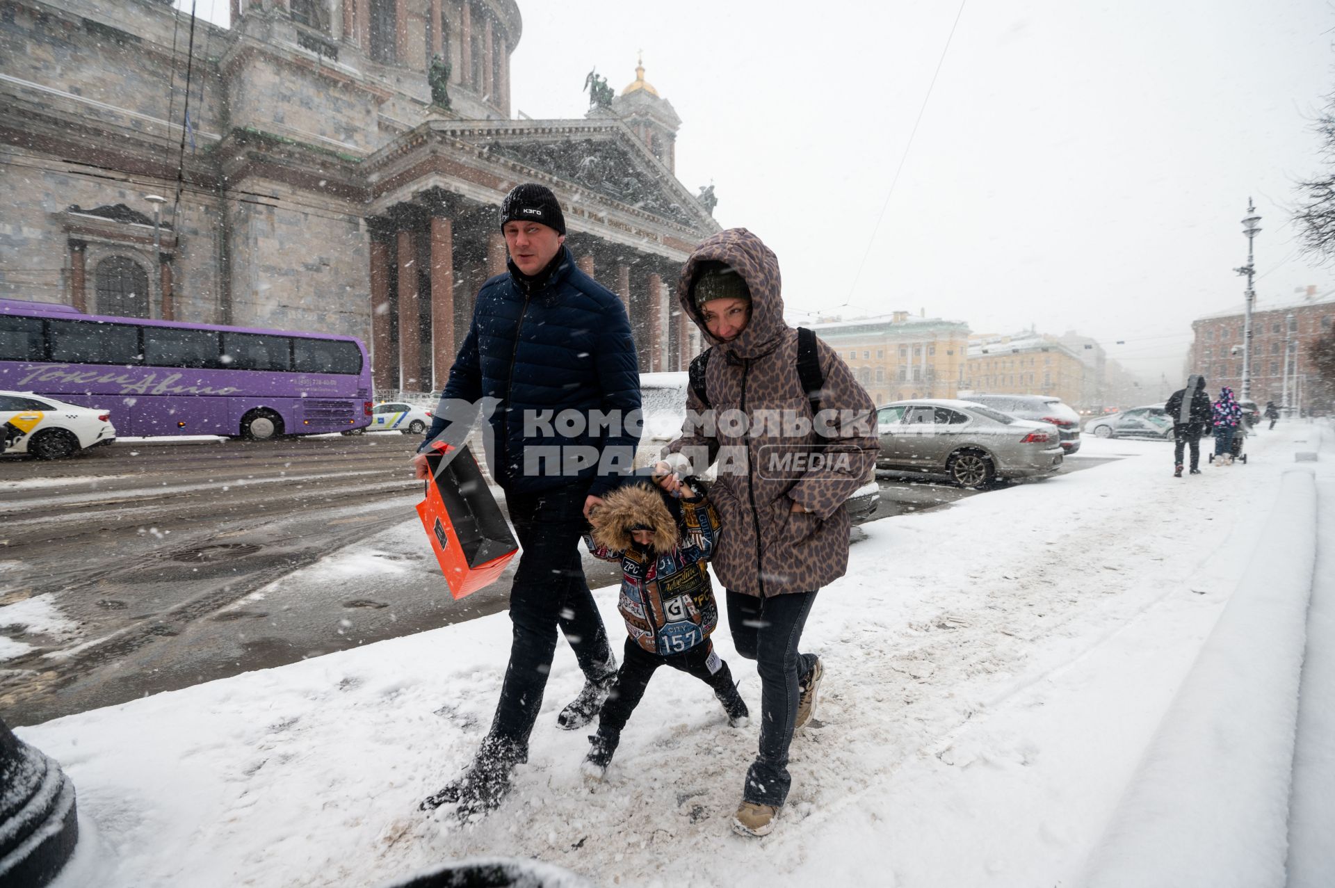 Санкт-Петербург. Прохожие на улице города во время снежного шторма.