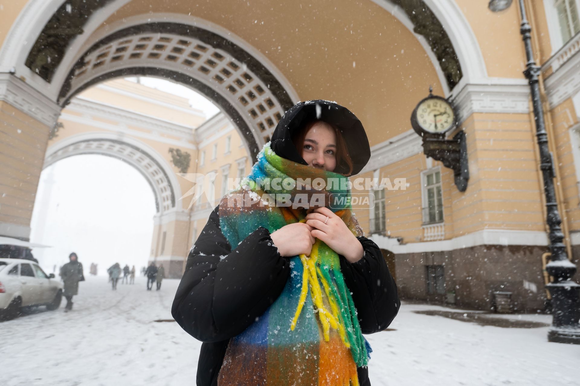 Санкт-Петербург. Прохожие на улице города во время снежного шторма.