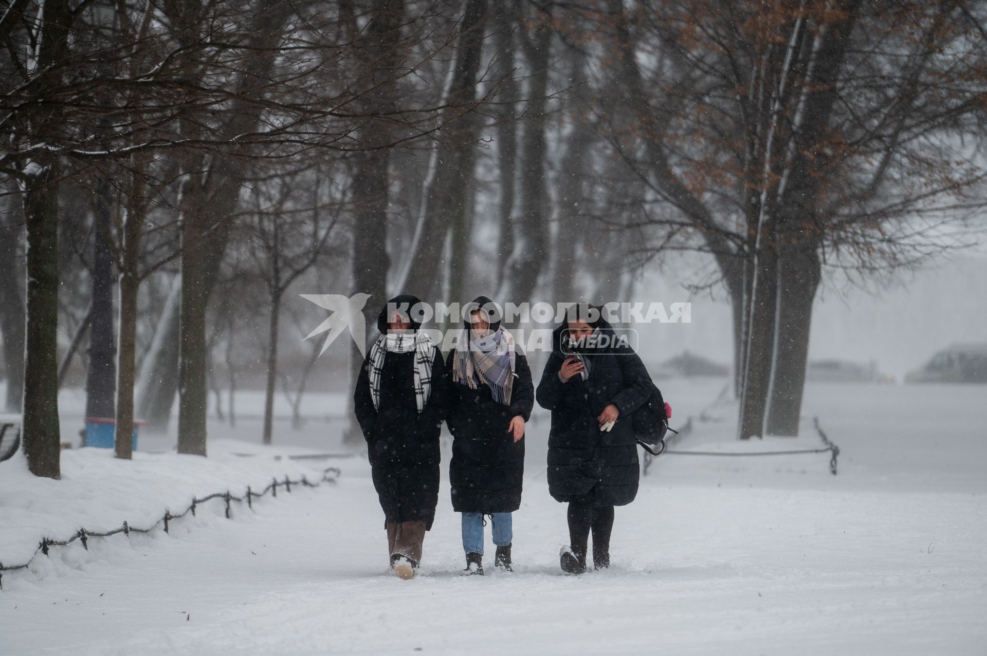 Санкт-Петербург. Прохожие на улице города во время снежного шторма.