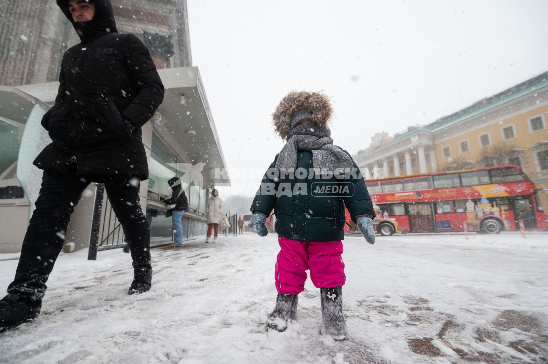 Санкт-Петербург. Ребенок на улице во время снежного шторма.