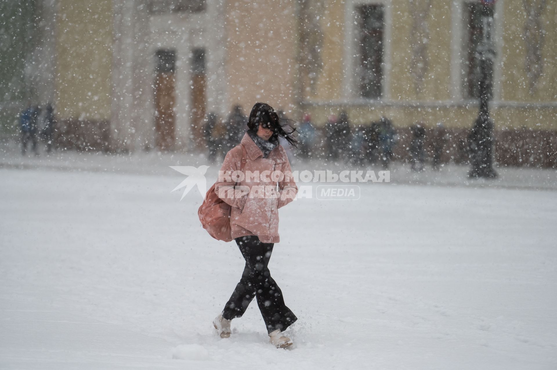 Санкт-Петербург. Прохожие на улице города во время снежного шторма.