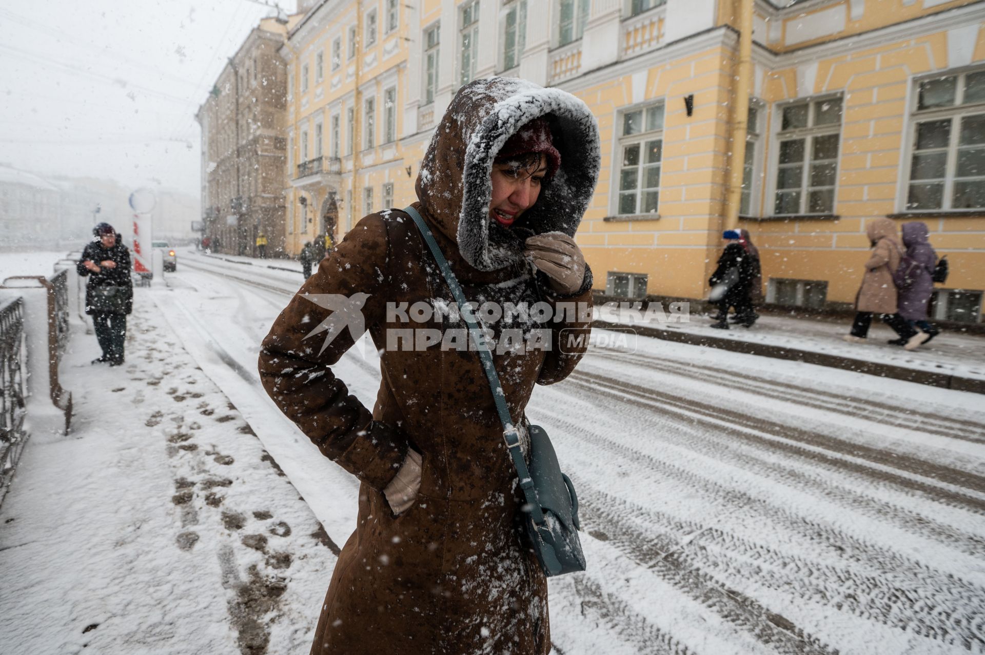 Санкт-Петербург. Прохожие на улице города во время снежного шторма.