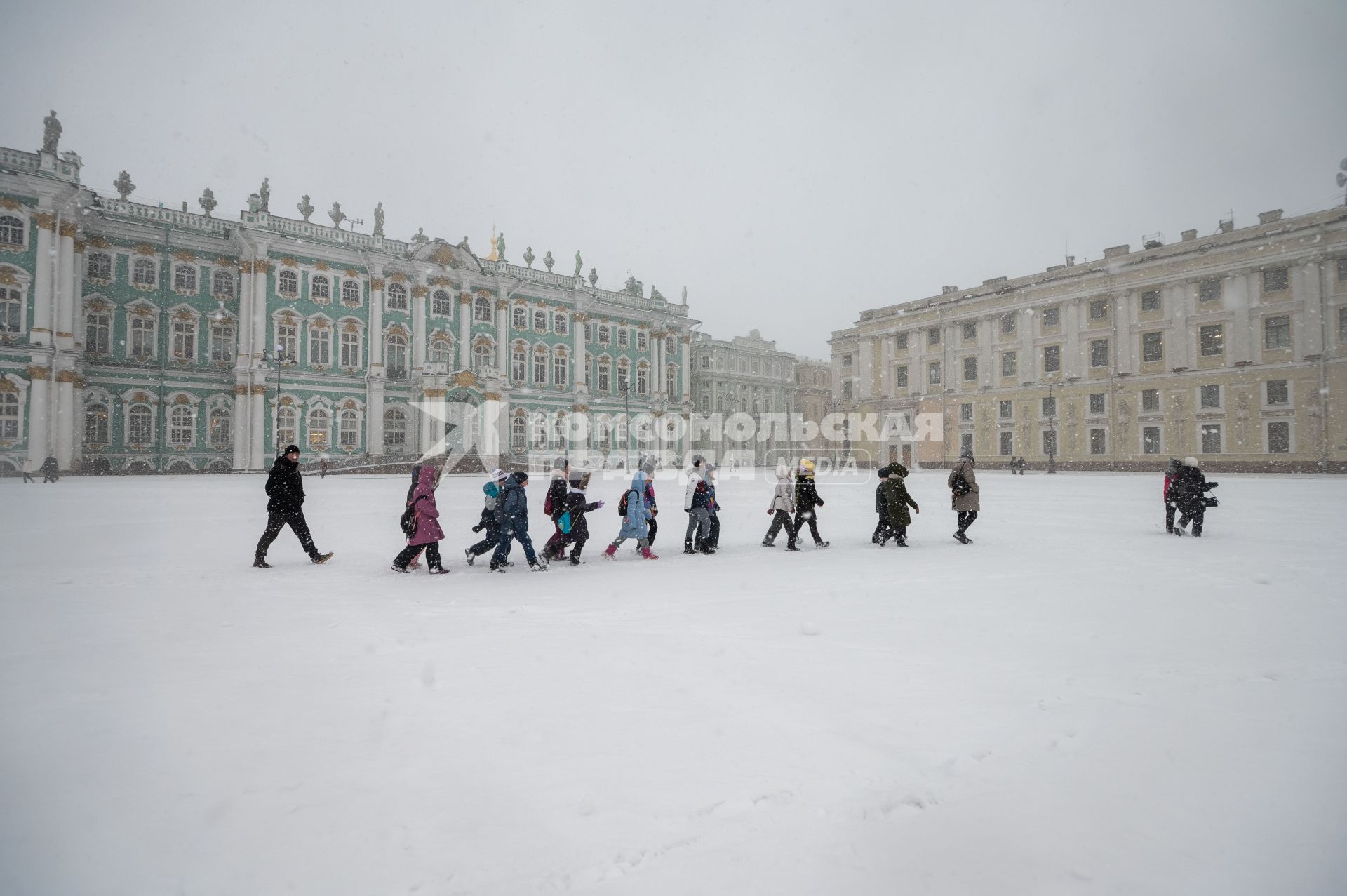 Санкт-Петербург.  Школьники на экскурсии на Дворцовой площади во время снежного шторма.