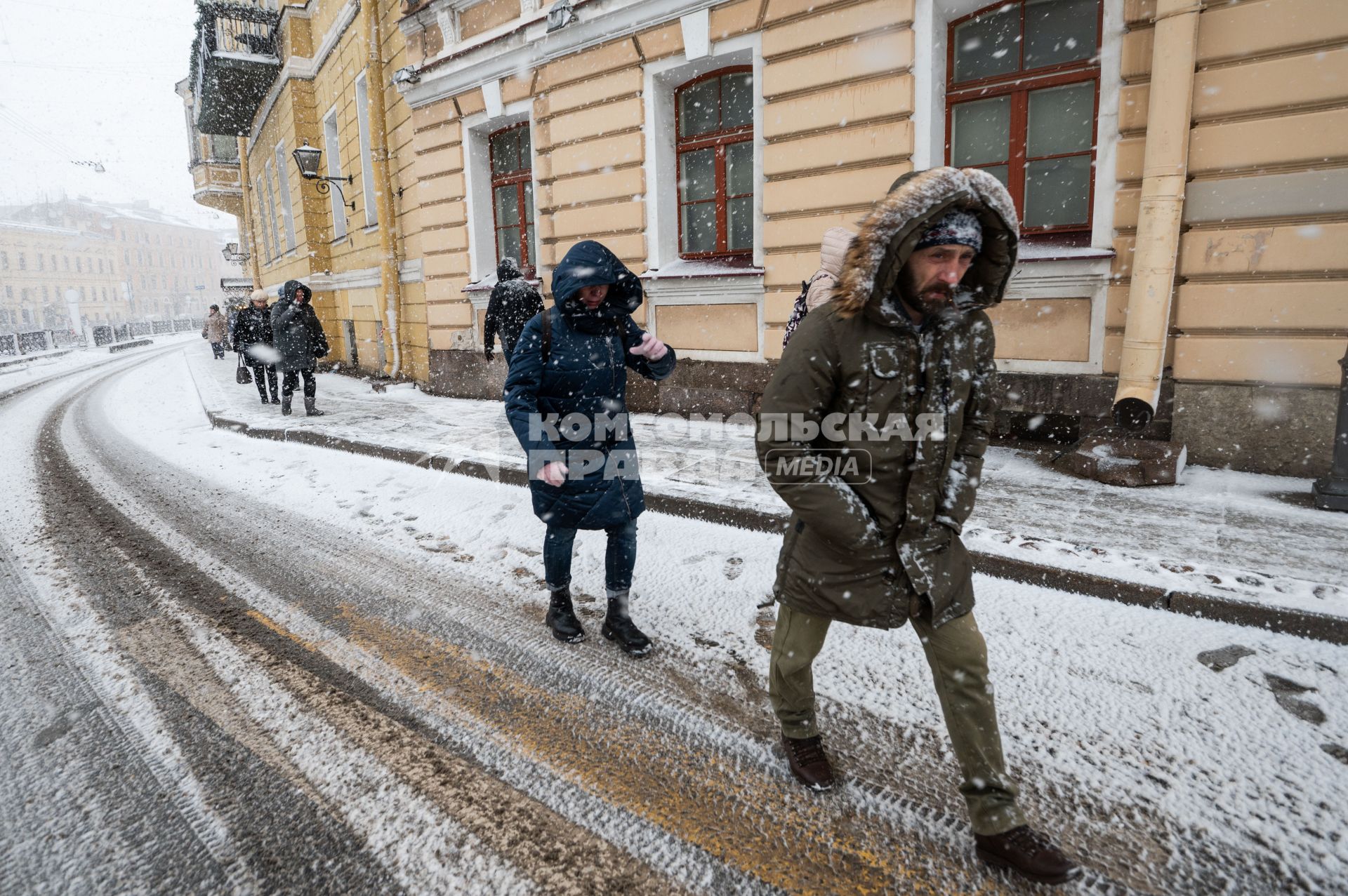 Санкт-Петербург. Прохожие на улице города во время снежного шторма.