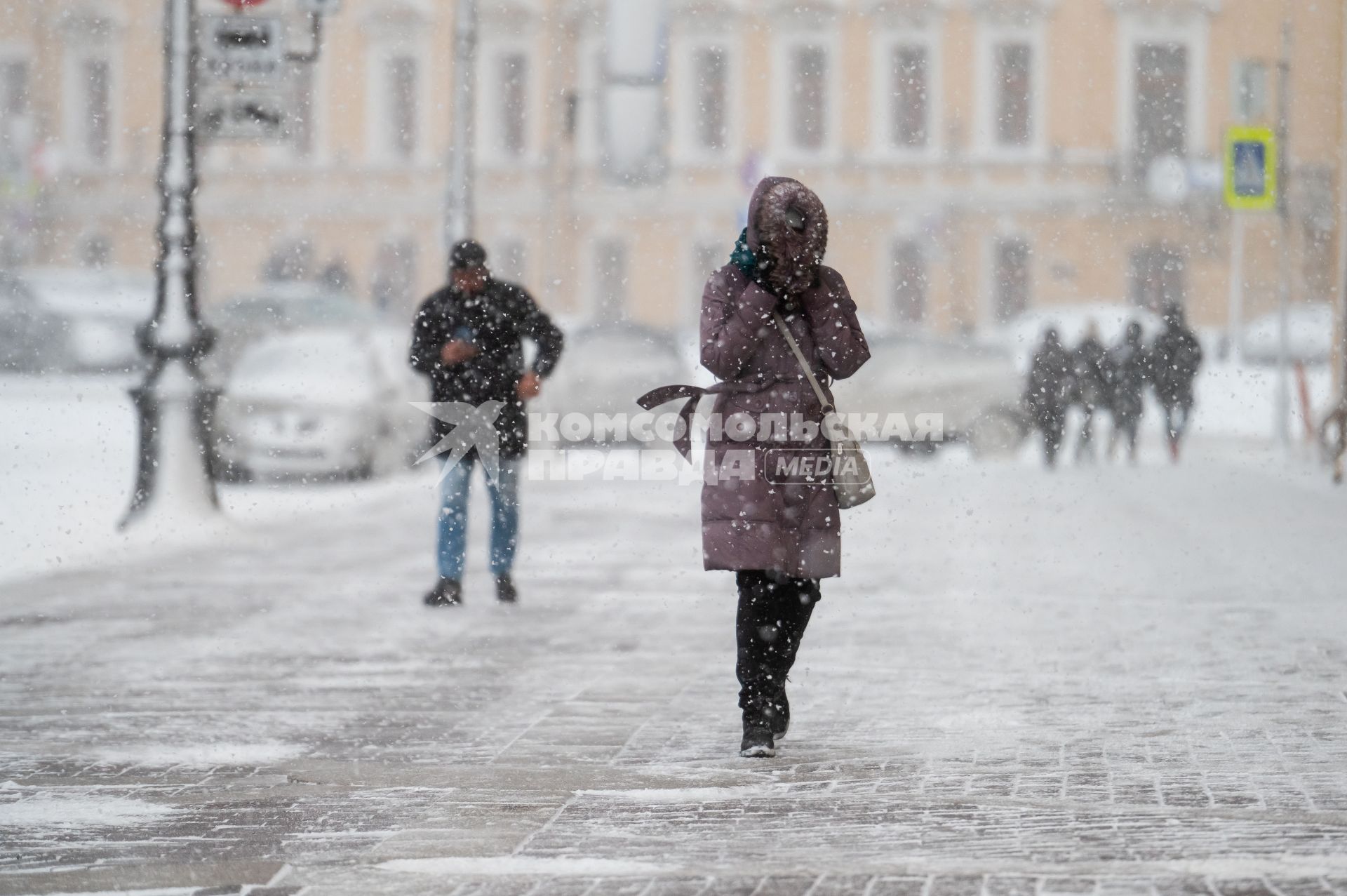 Санкт-Петербург. Прохожие на улице города во время снежного шторма.